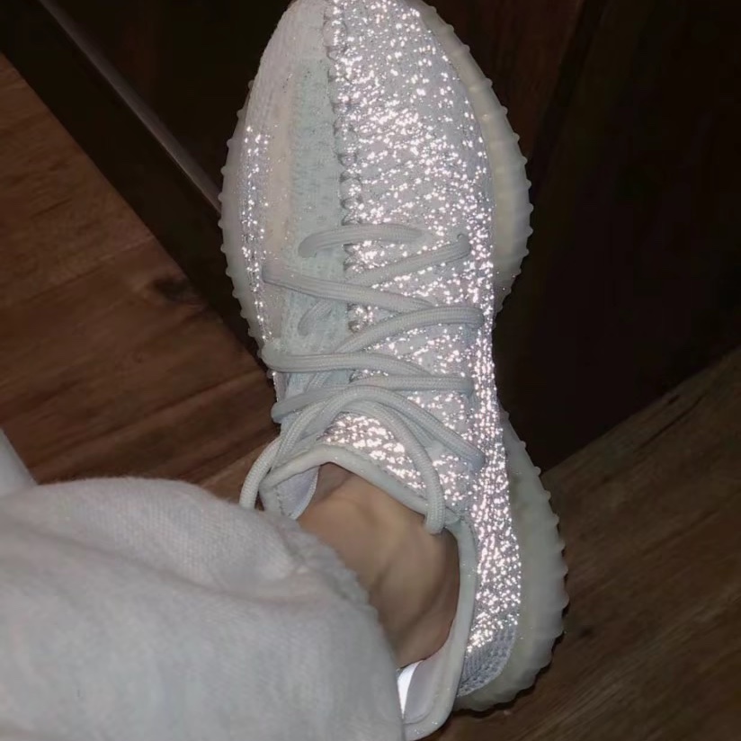 Adidas Yeezy Boost 350 V2 Cloud White - Reflective 착용 스타일