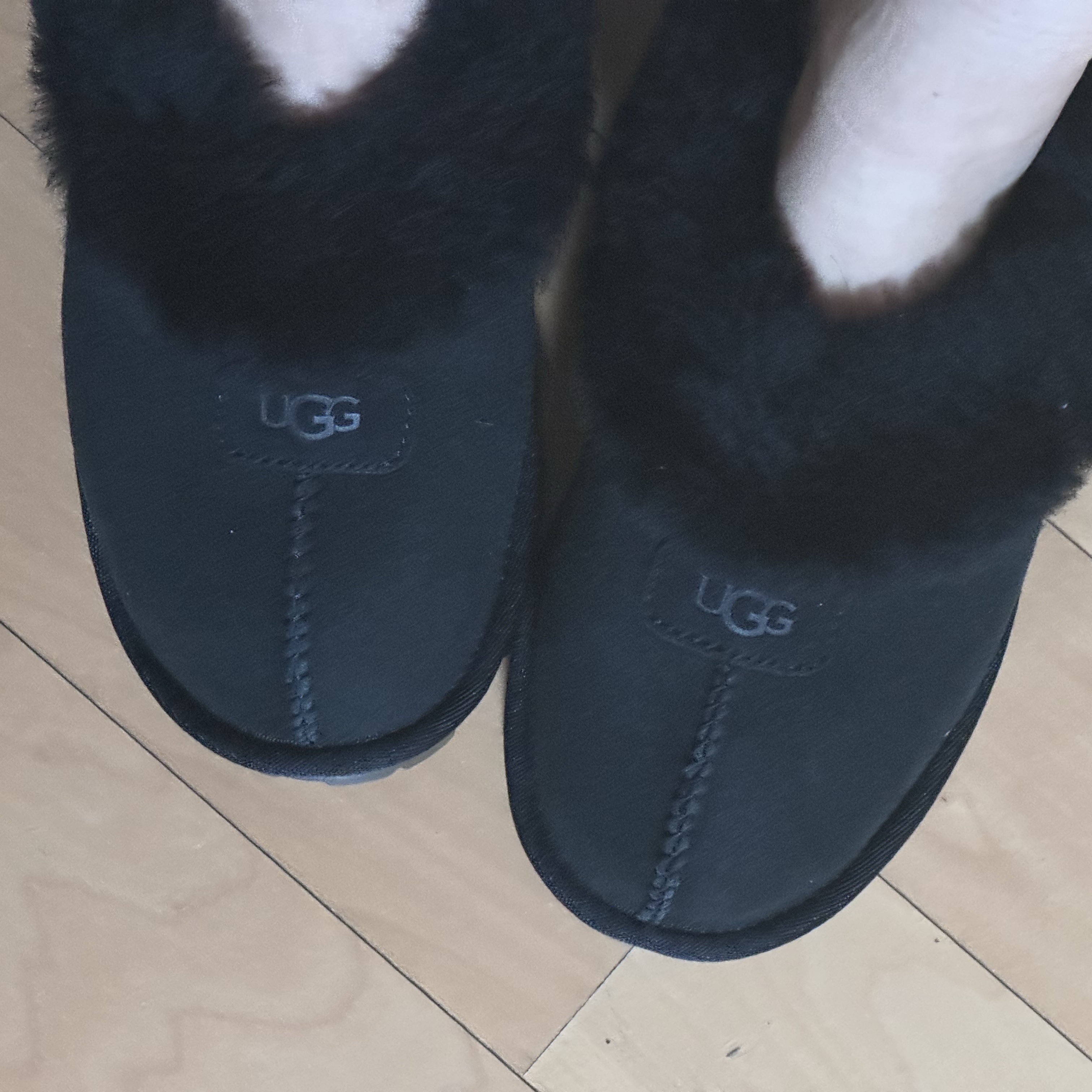 (W) UGG Coquette Slipper Black 착용 스타일 - 1