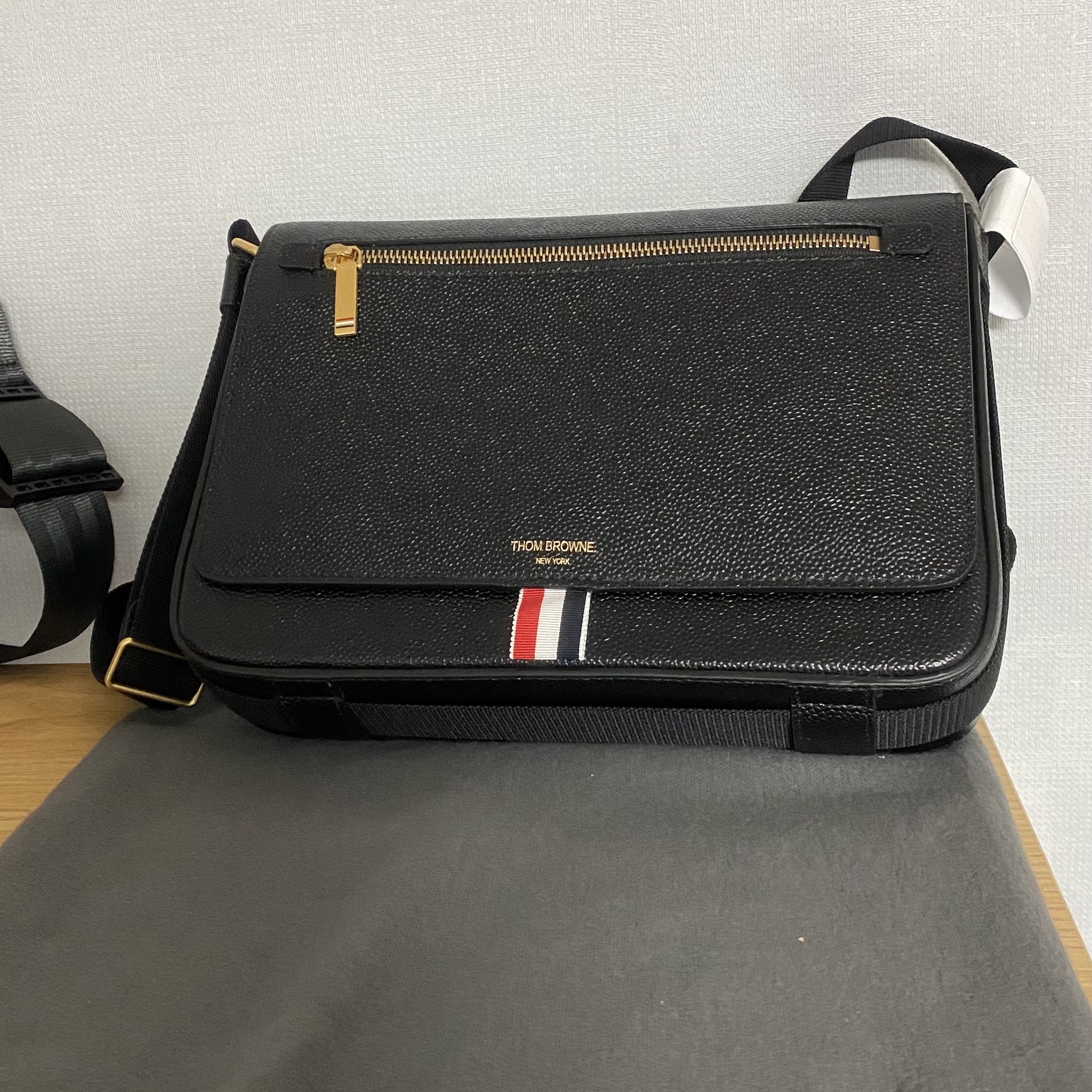 Thom Browne Tonal Strap Leather Reporter Bag Black 착용 스타일