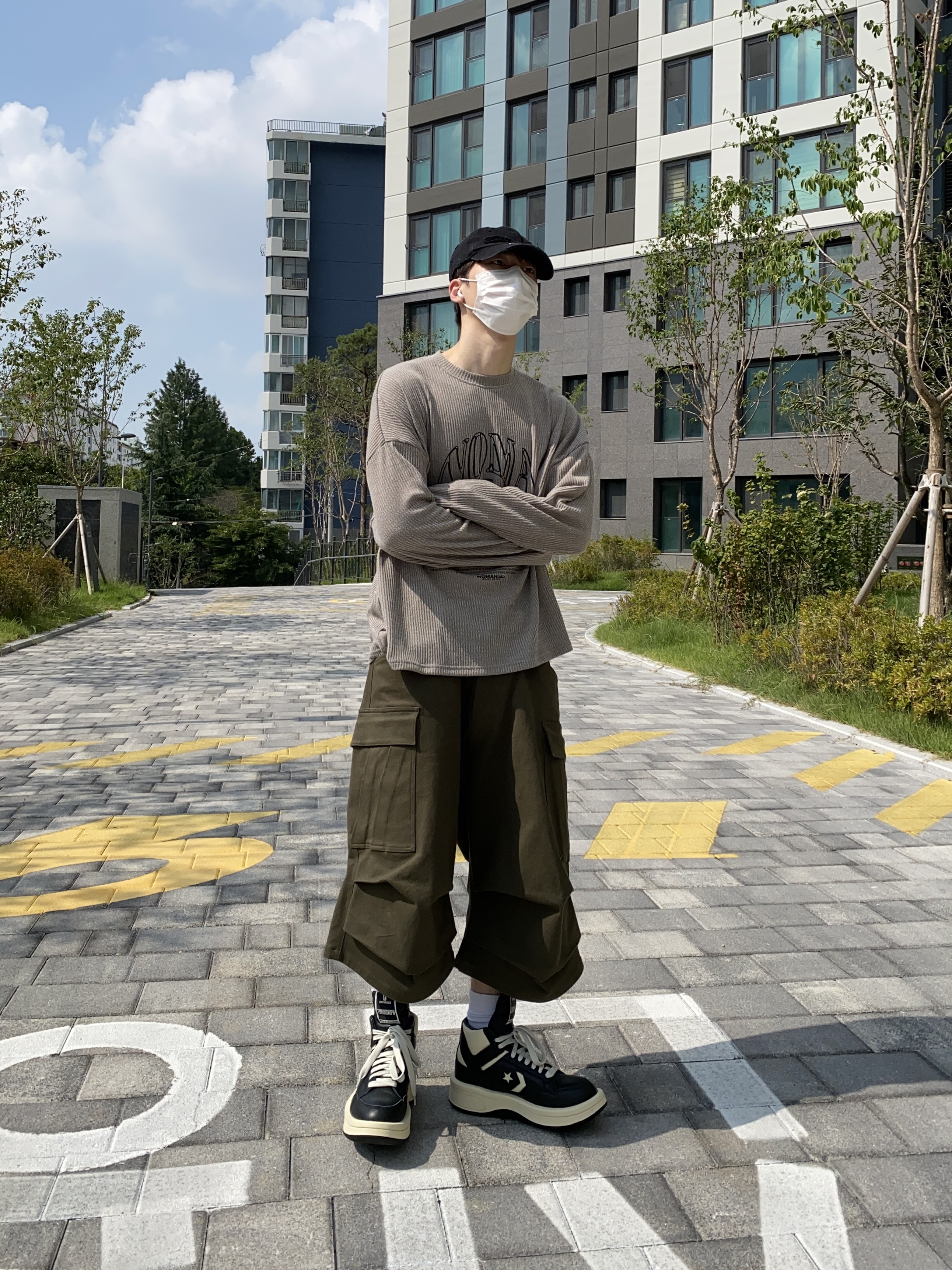 Converse x Drkshdw Turbowpn Black Cream, Nonnod Side Cargo Shorts Khaki 착용 스타일 - 2