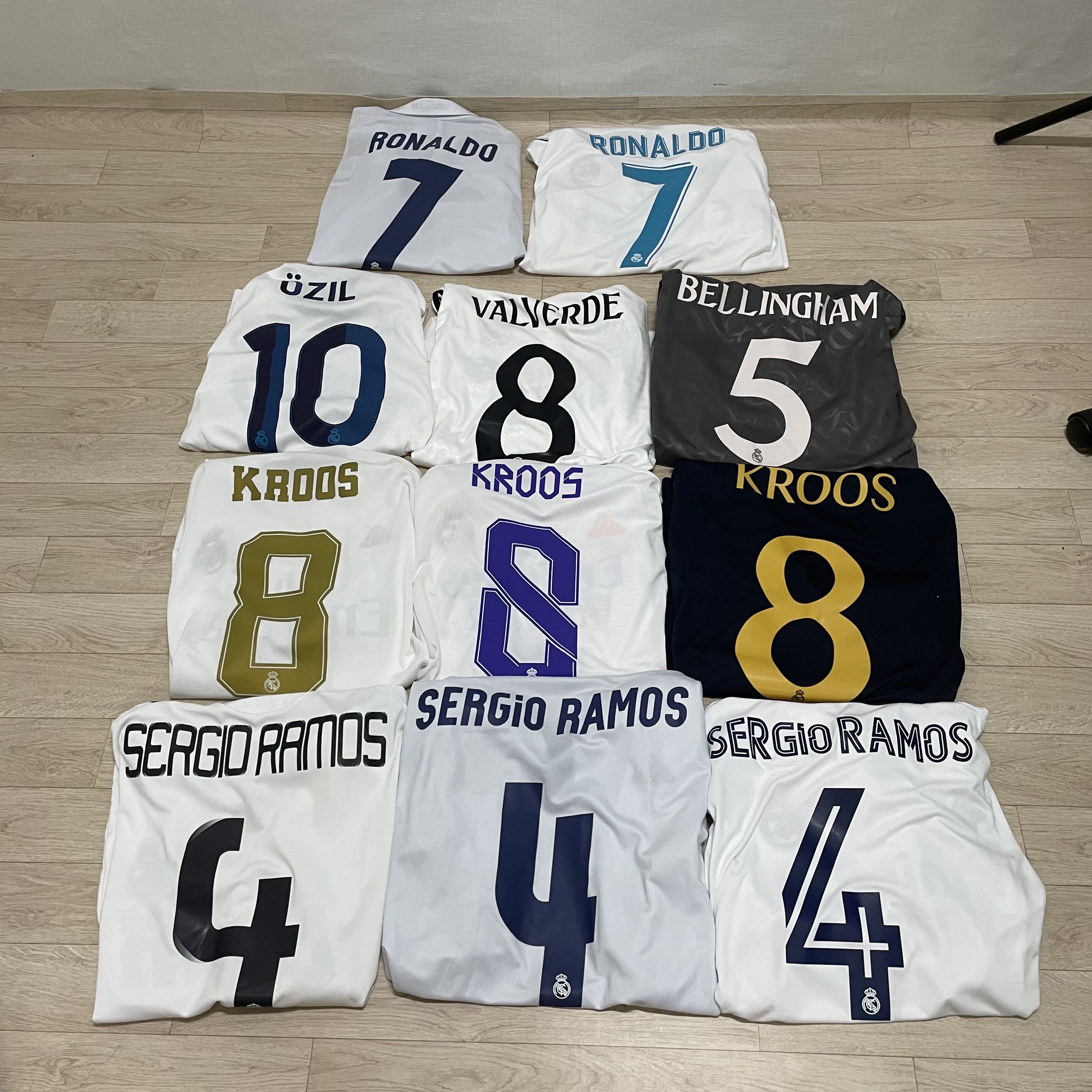Adidas Real Madrid 2024/25 3rd Jersey Charcoal - KR Sizing (Non Marking Ver.), Adidas Real Madrid 2024/25 Home Jersey White - KR Sizing (Non Marking Ver.) 착용 스타일 - 1
