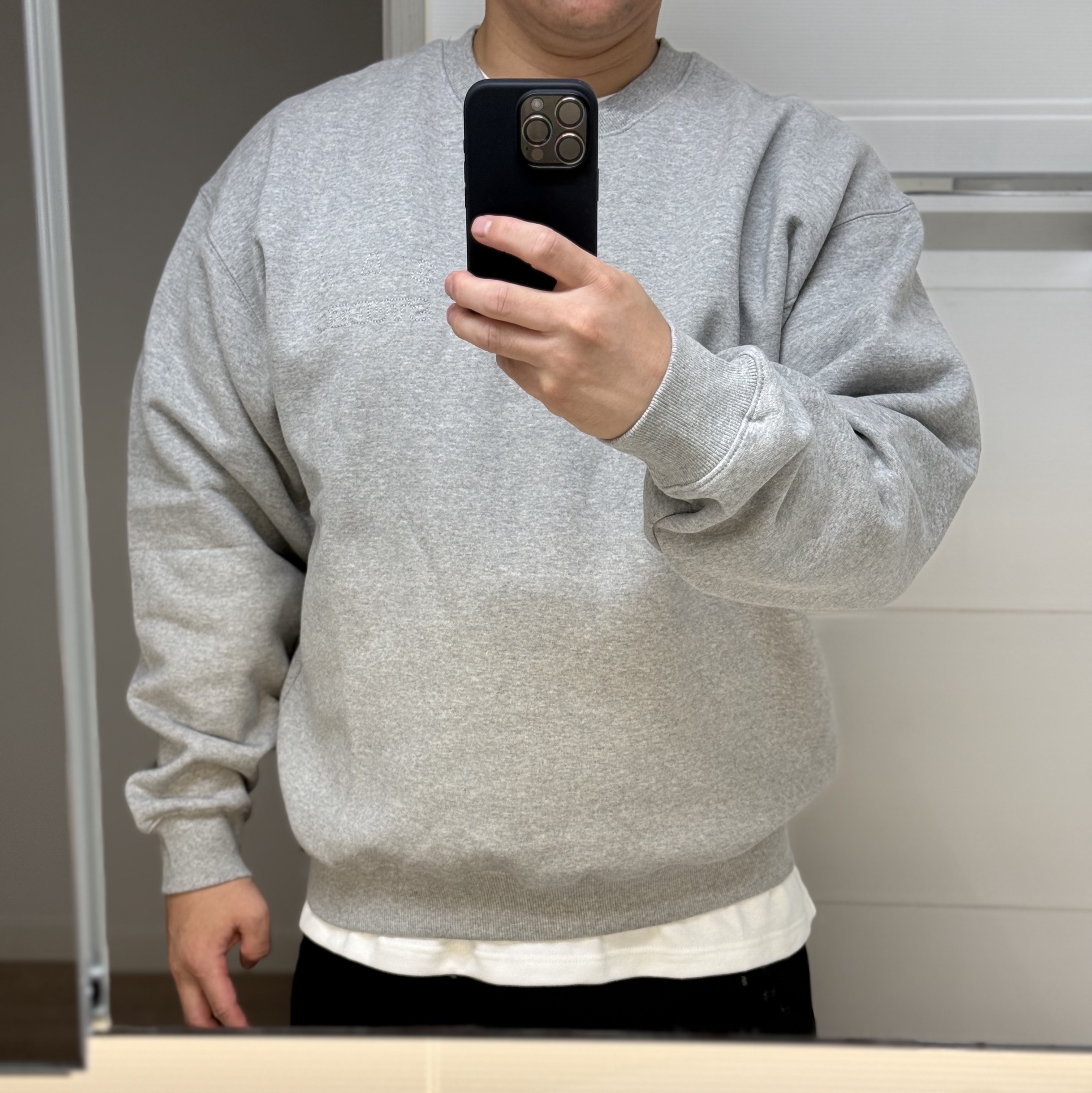 IAB Studio T-Shirt White Sky Blue, IAB Studio Embossed Sweatshirt Gray 착용 스타일 - 2