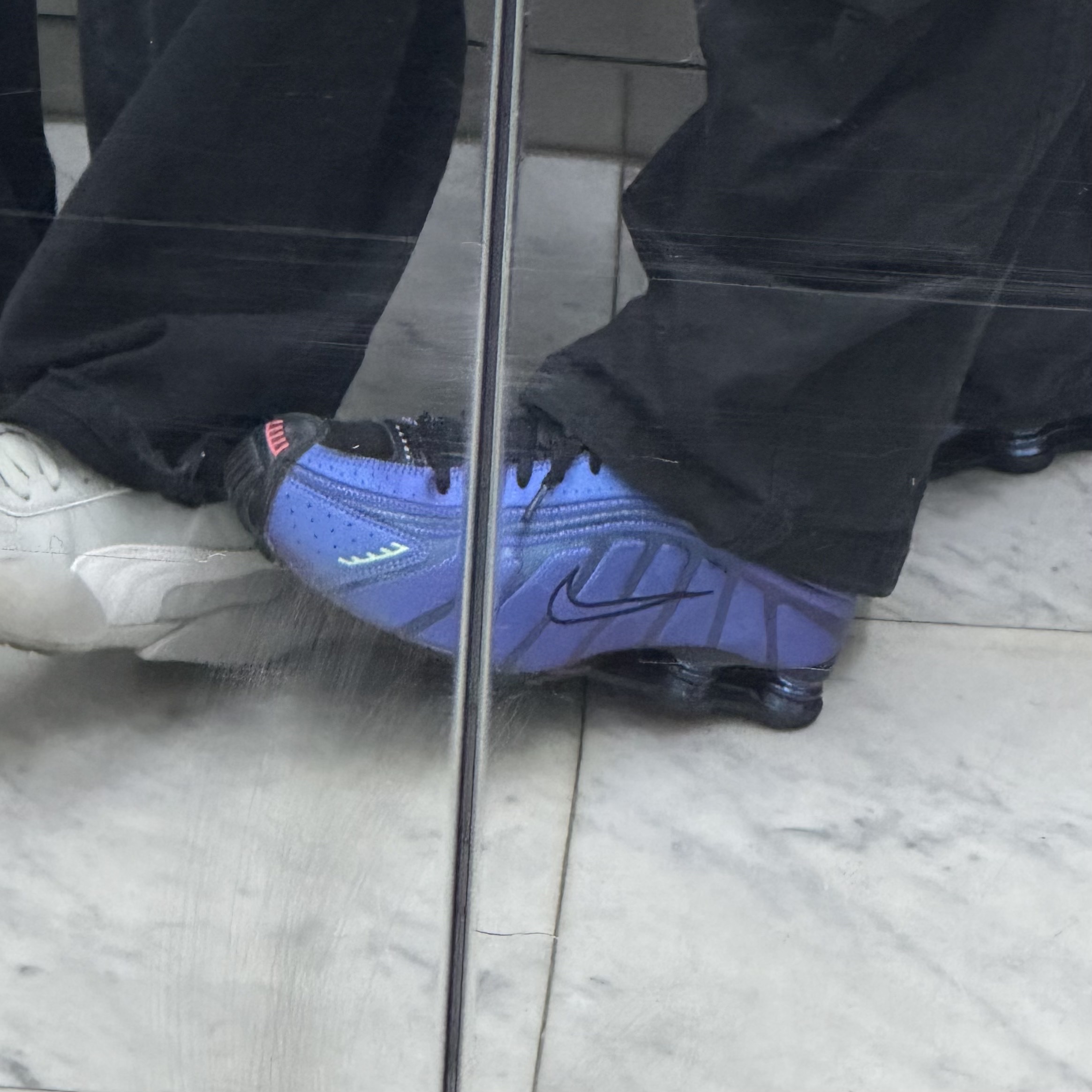 Nike Shox R4 Black and Hot Punch, Puma Vaderon Clean Mirage Gray White 착용 스타일 - 2