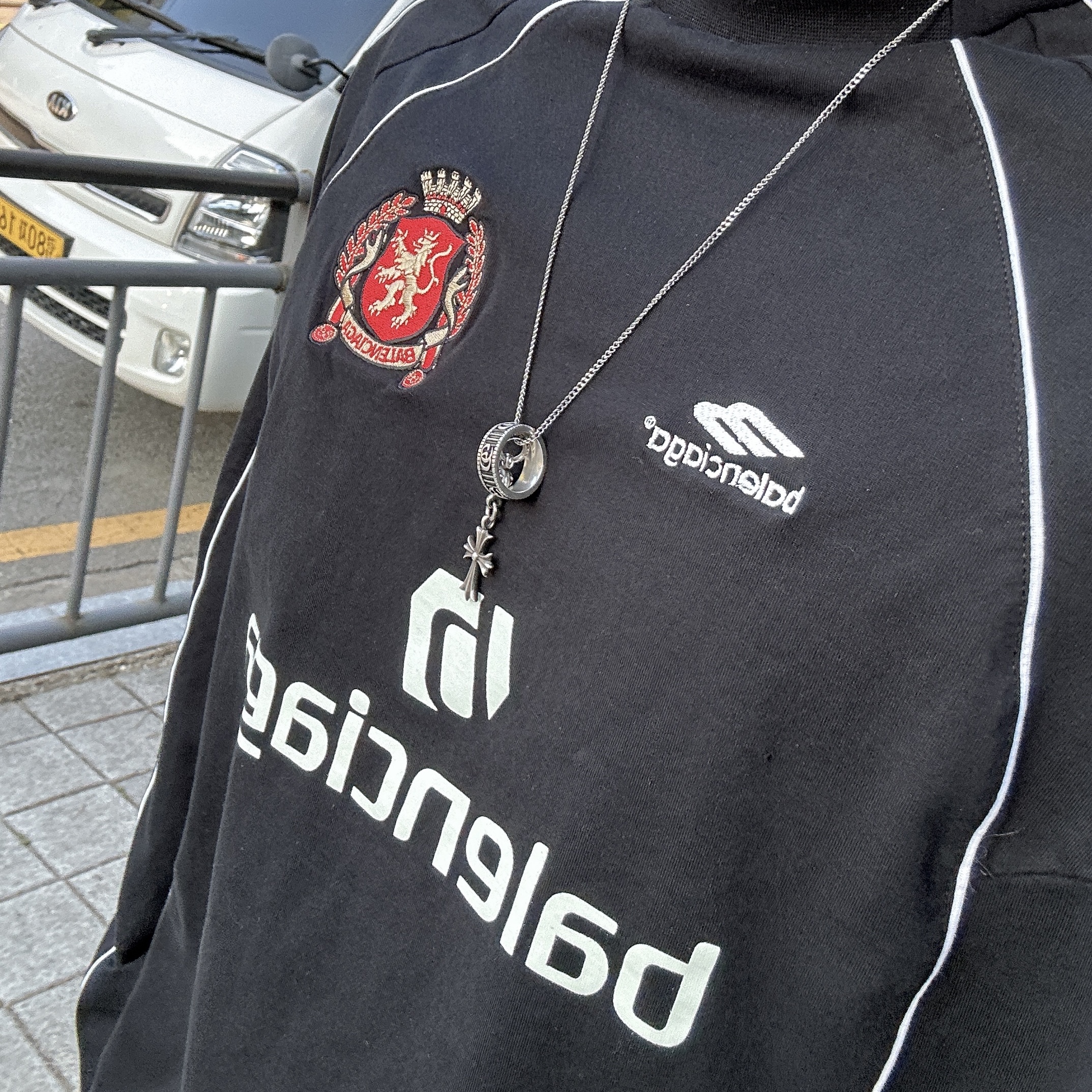 Balenciaga Soccer Series Paris Soccer Long Sleeve Oversized T-Shirt Black, Gucci Ring with Double G Silver 착용 스타일