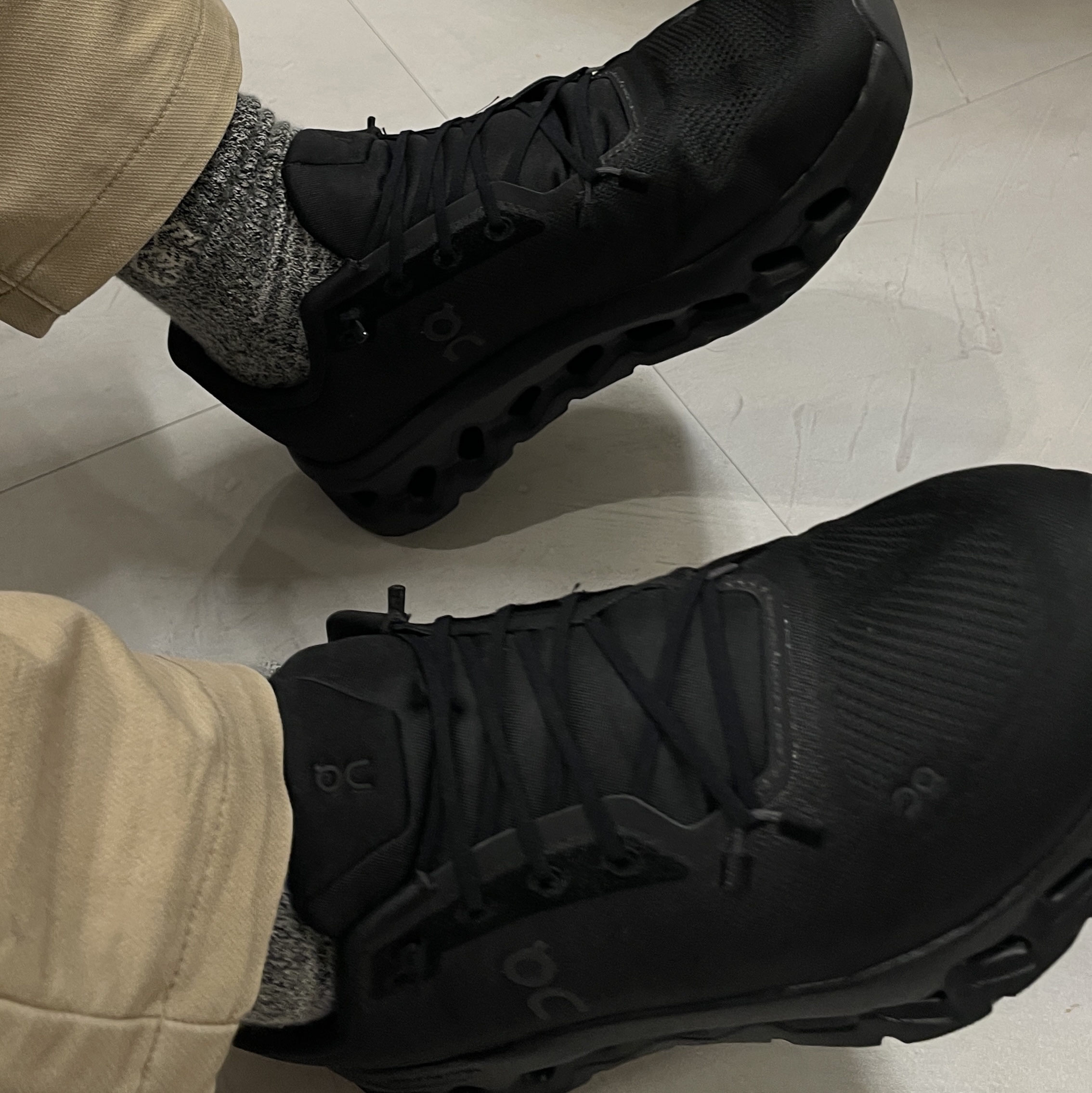(W) On Running Cloudtilt Eclipse Black 착용 스타일 - 3