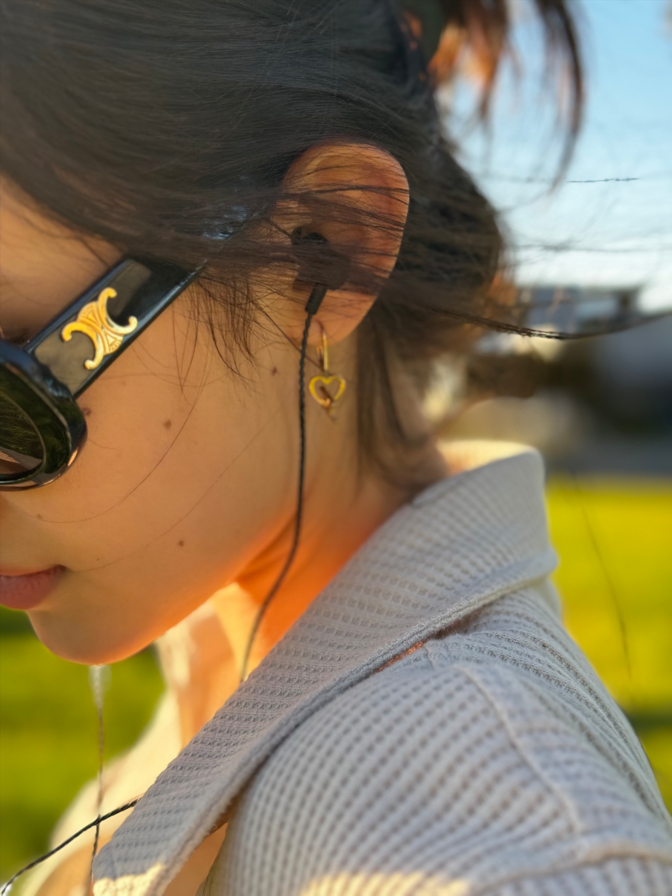 (W) Celine Triomphe Tank Top In Striped Jersey Off White Navy, (W) Celine Triomphe 01 Sunglasses in Acetate Black 착용 스타일 - 3