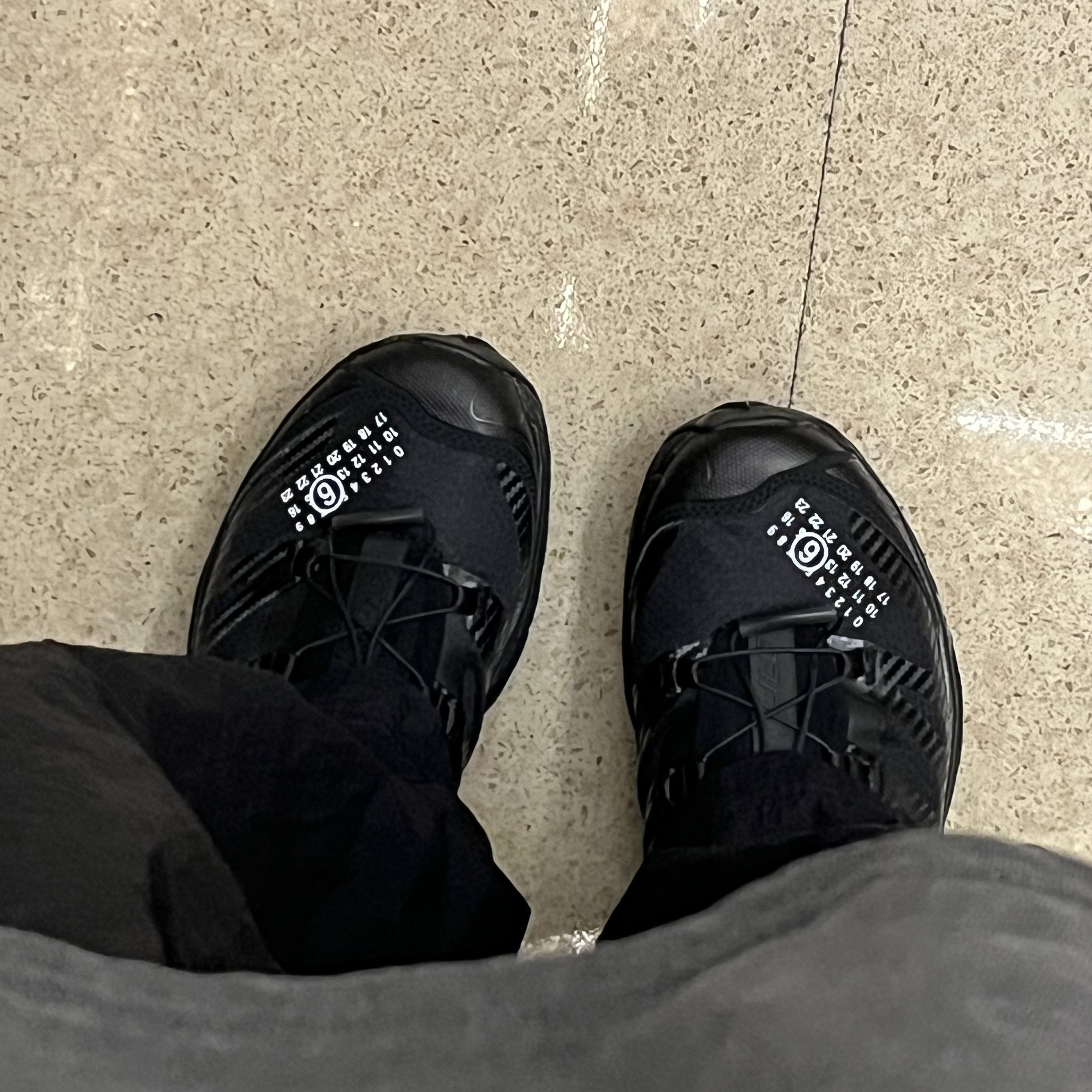 Salomon x MM6 Maison Margiela XT-4 Mule Black 착용 스타일
