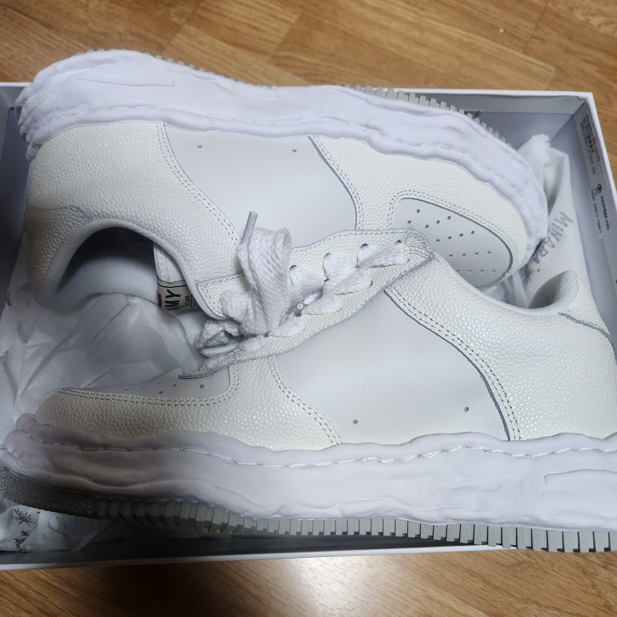 Maison Mihara Yasuhiro Wayne OG Sole Embossed Leather Low-top Sneakers White 착용 스타일