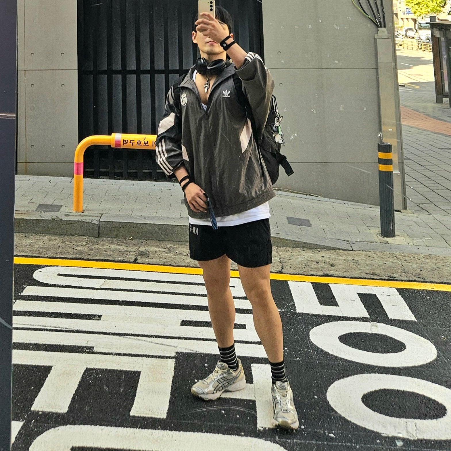 Adidas Real Madrid Originals Track Top Charcoal Grey - KR Sizing, Adidas Real Madrid Originals Track Top Charcoal Grey - US Sizing 착용 스타일 - 1