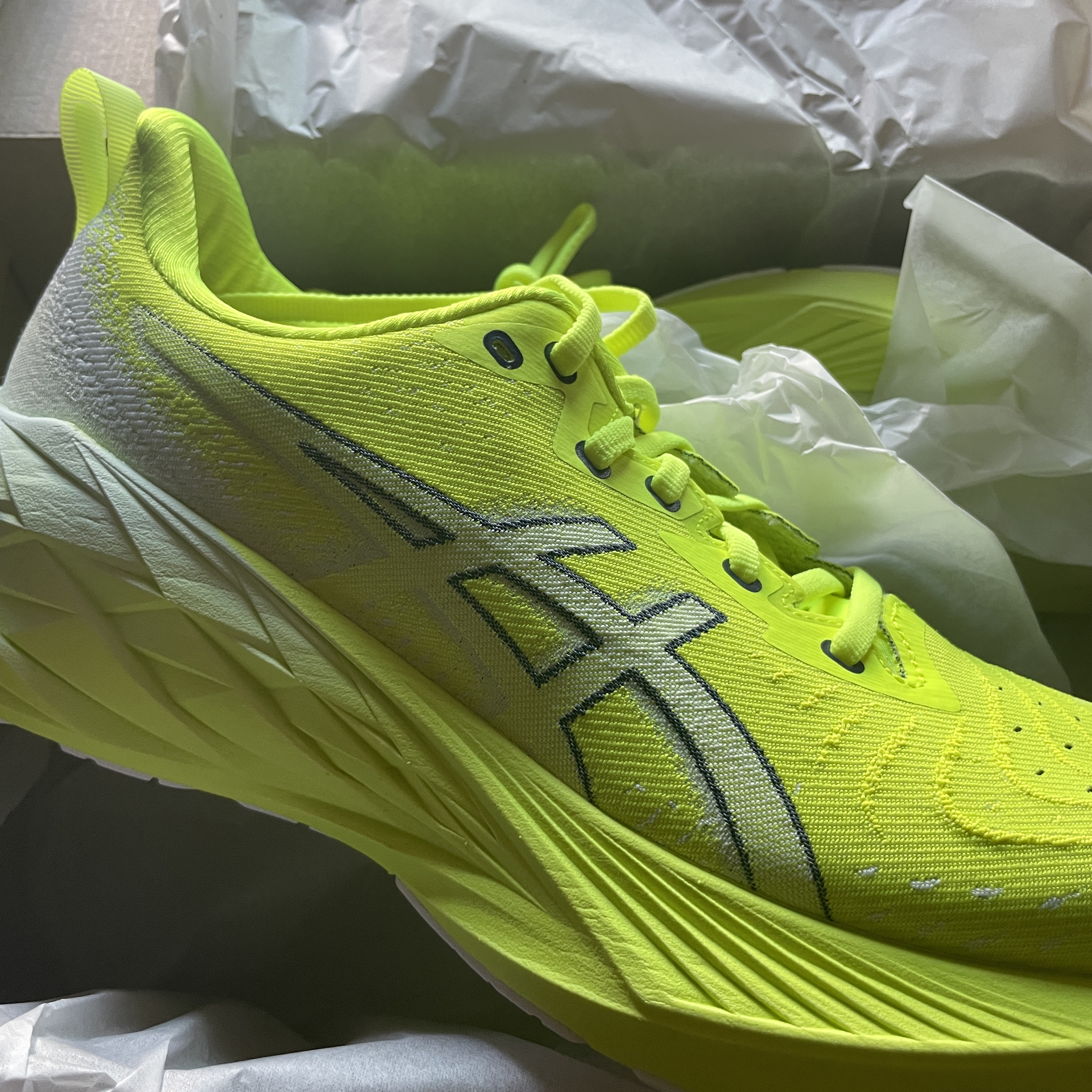 Asics Novablast 4 Safety Yellow Cool Grey 착용 스타일