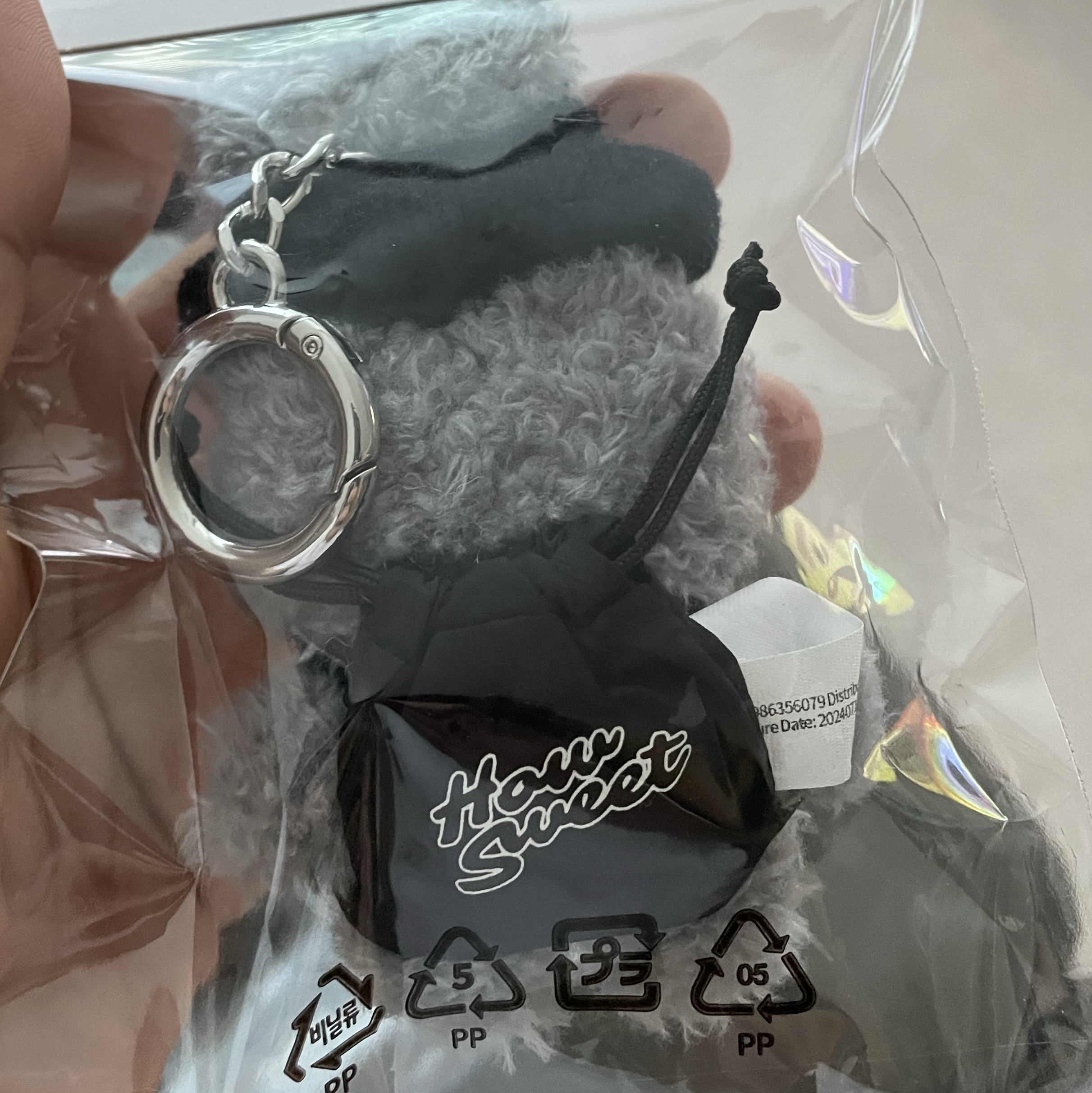 NewJeans Bunini Mini Costume Keyring Gray 착용 스타일 - 2