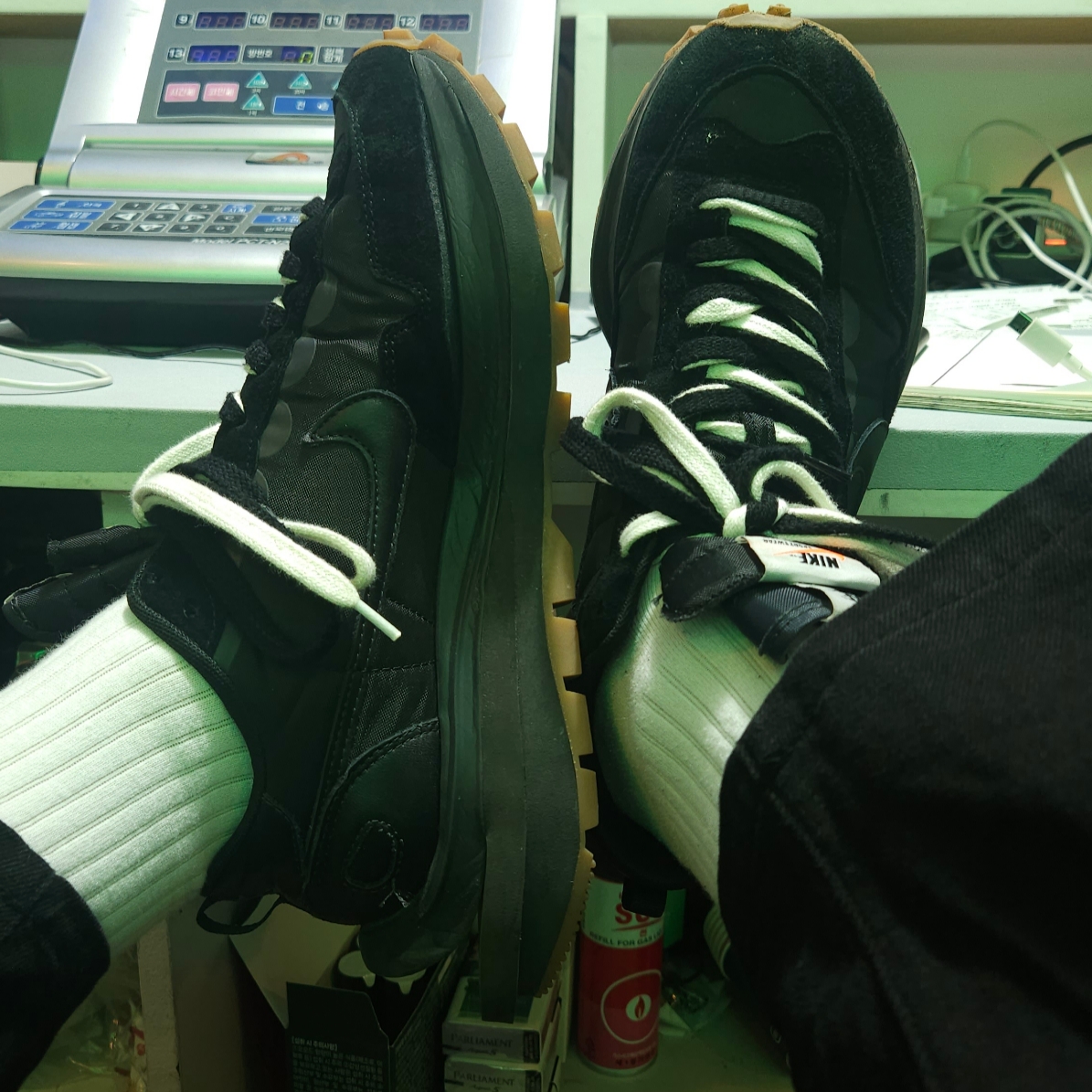 Nike x Sacai VaporWaffle Black and Gum 착용 스타일 - 2