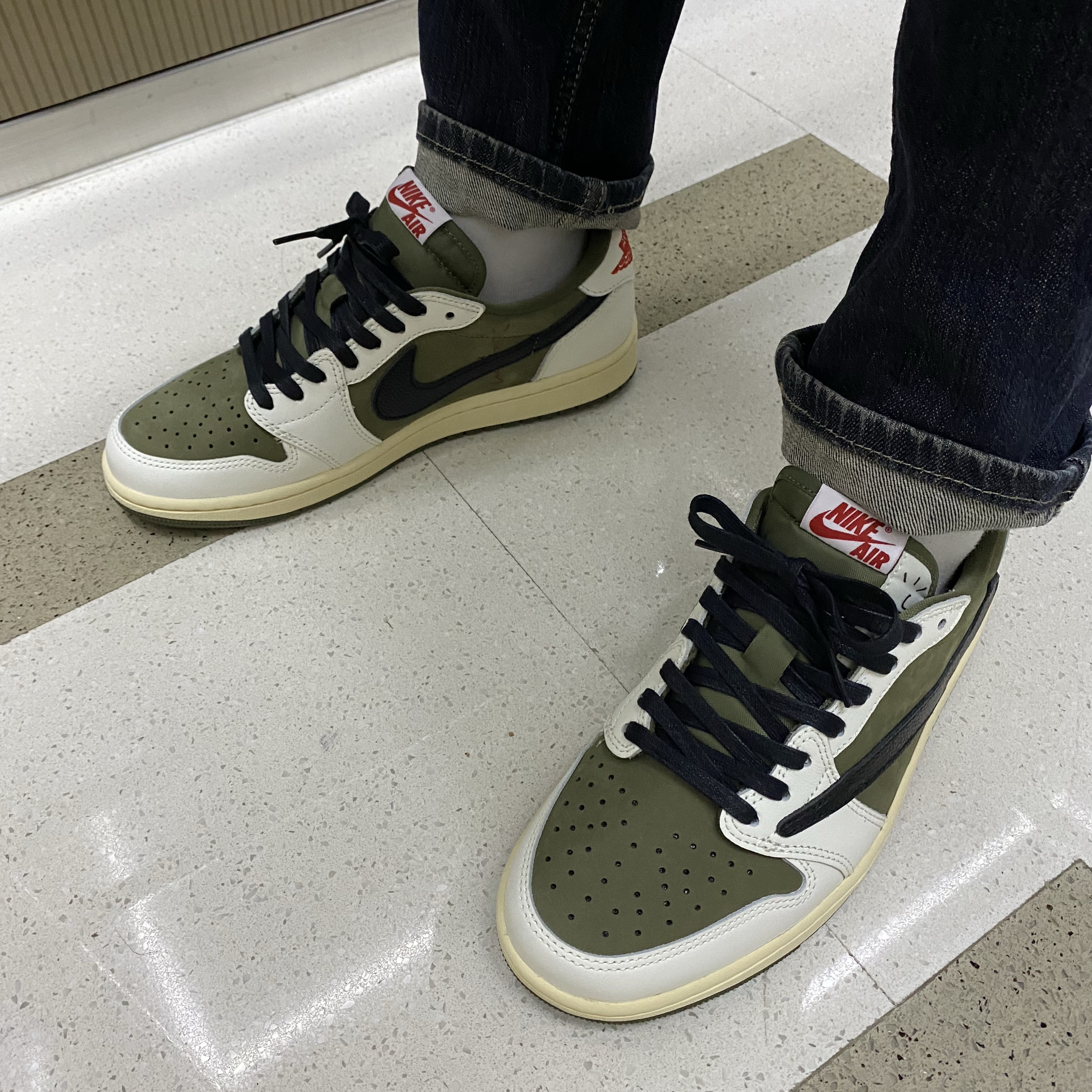 Jordan 1 x Travis Scott Retro Low OG SP Reverse Olive, Nike x Verdy SB Dunk Low Pro Blue Gaze and Enamel Green 착용 스타일 - 2