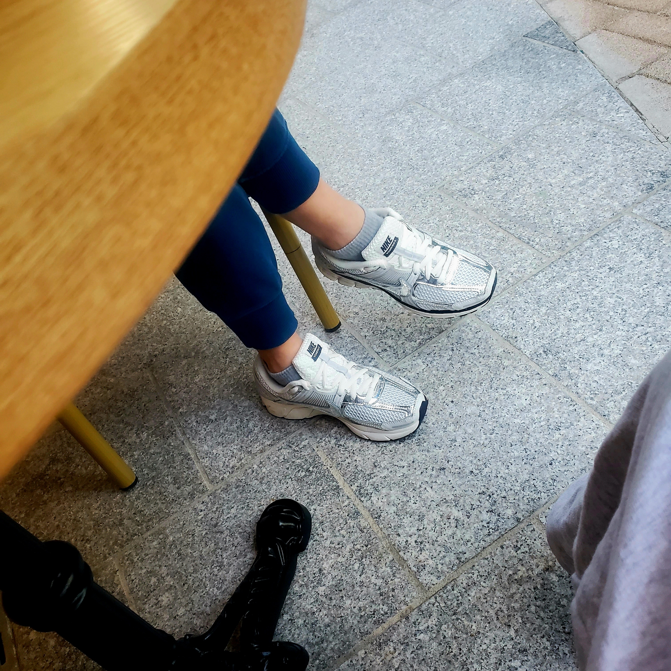 (W) Nike Zoom Vomero 5 Photon Dust and Metallic Silver 착용 스타일