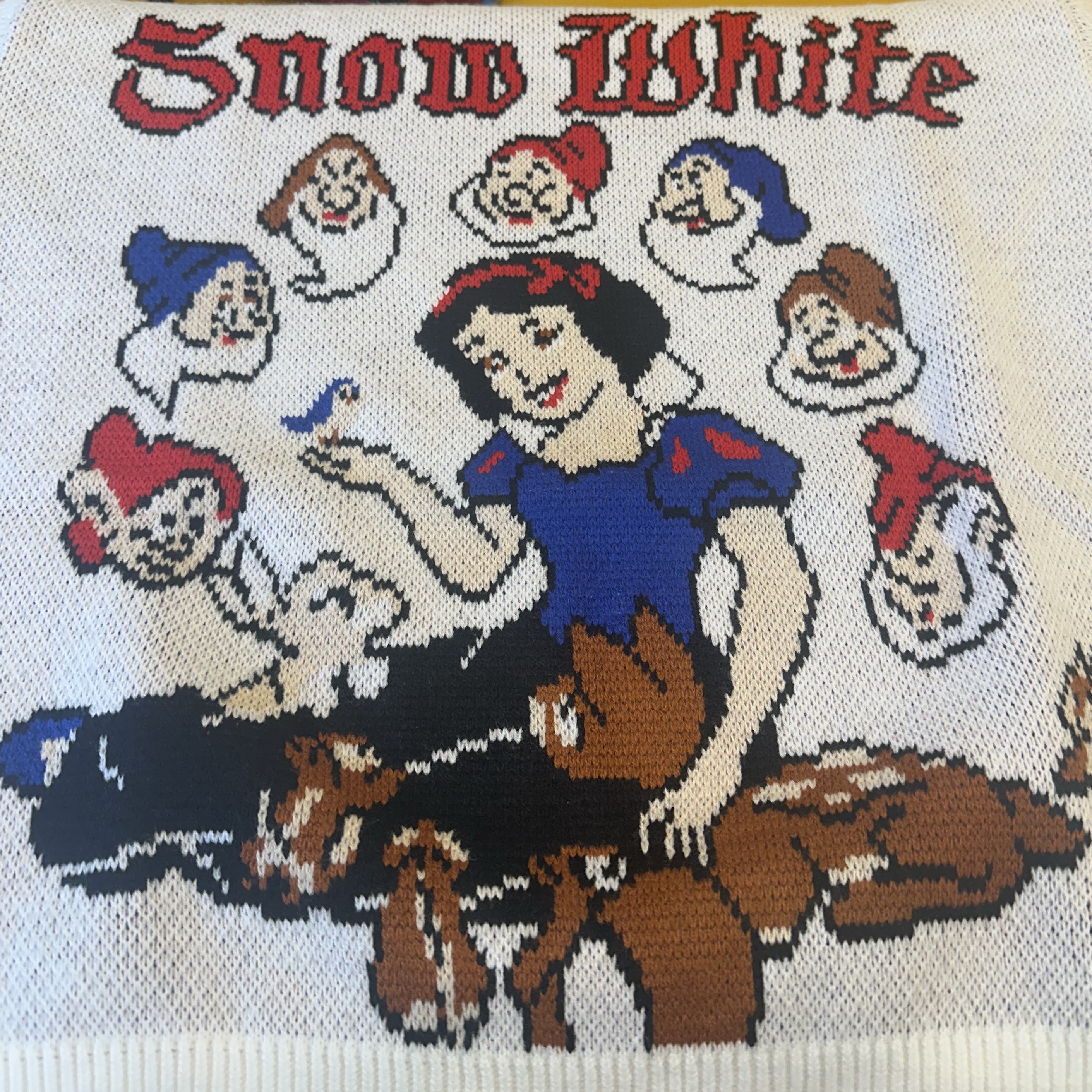 Supreme Snow White Sweater White - 24FW 착용 스타일