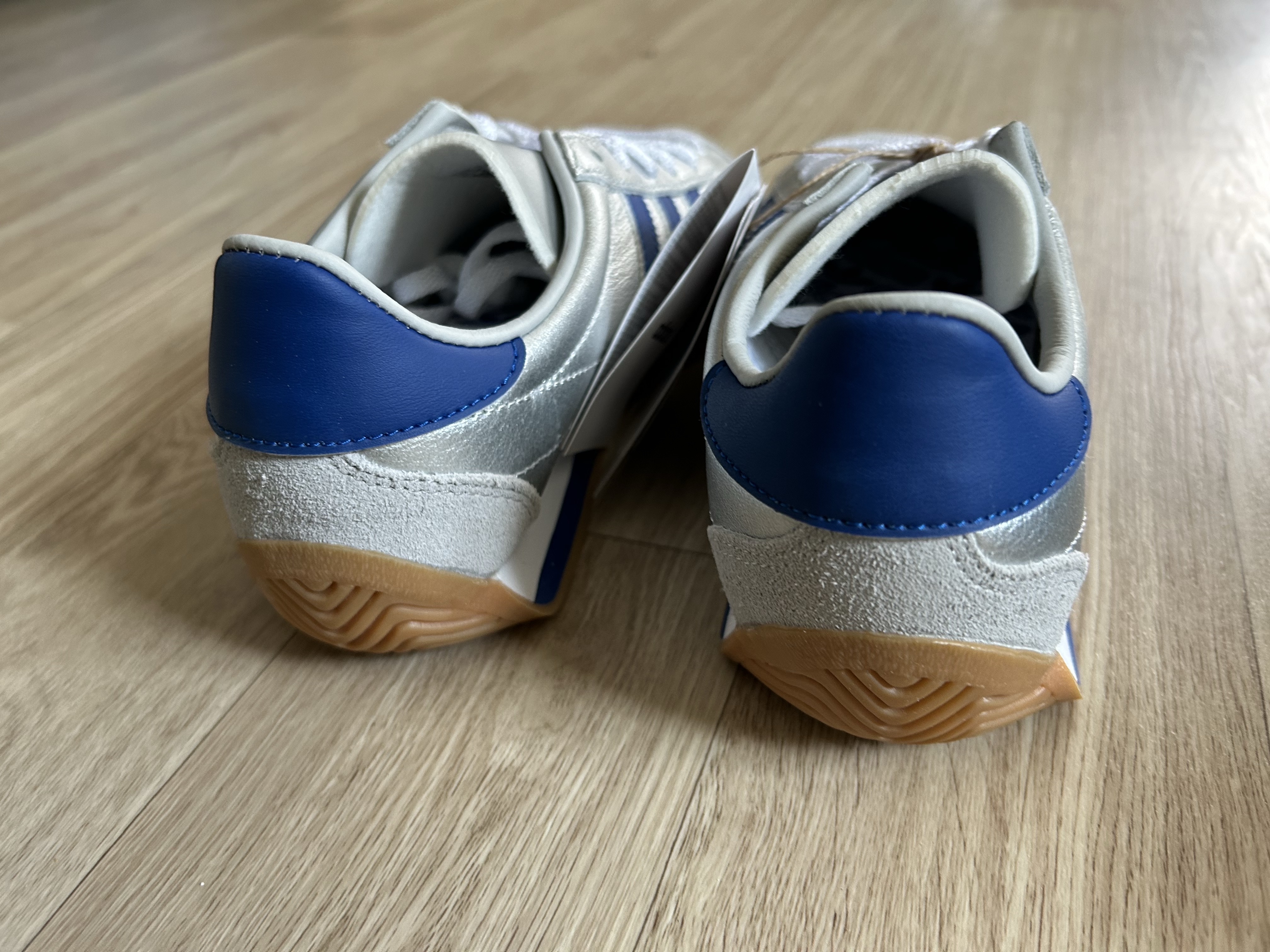 Adidas Country OG Matte Silver Bright Blue 착용 스타일