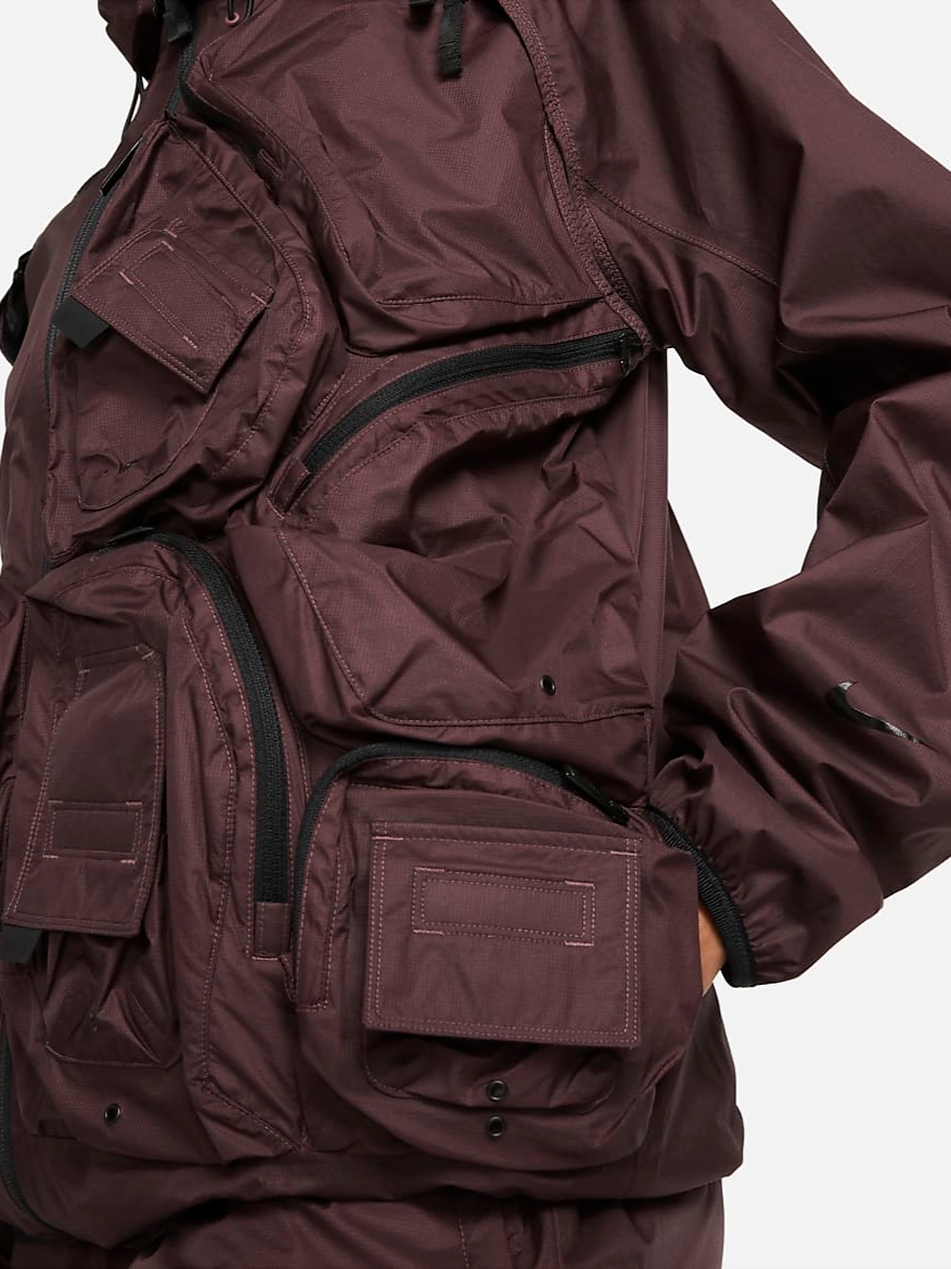 Nike x Drake Nocta NRG LR Track Jacket Dark Wine (DR2618-646), Nike x Drake Nocta NRG LR Track Jacket Black (DR2619-010) 착용 스타일