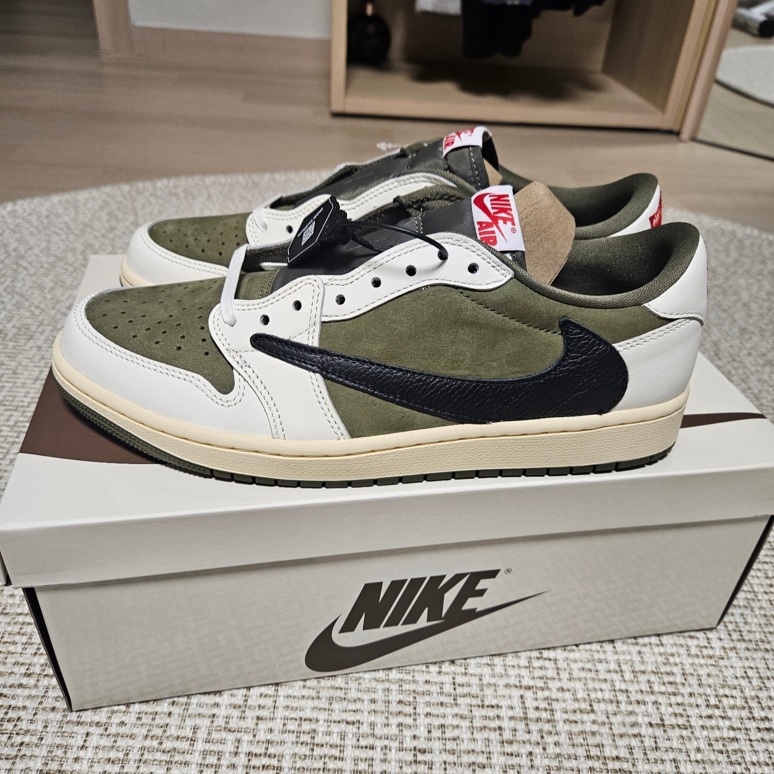 Jordan 1 x Travis Scott Retro Low OG SP Reverse Olive 착용 스타일 - 1