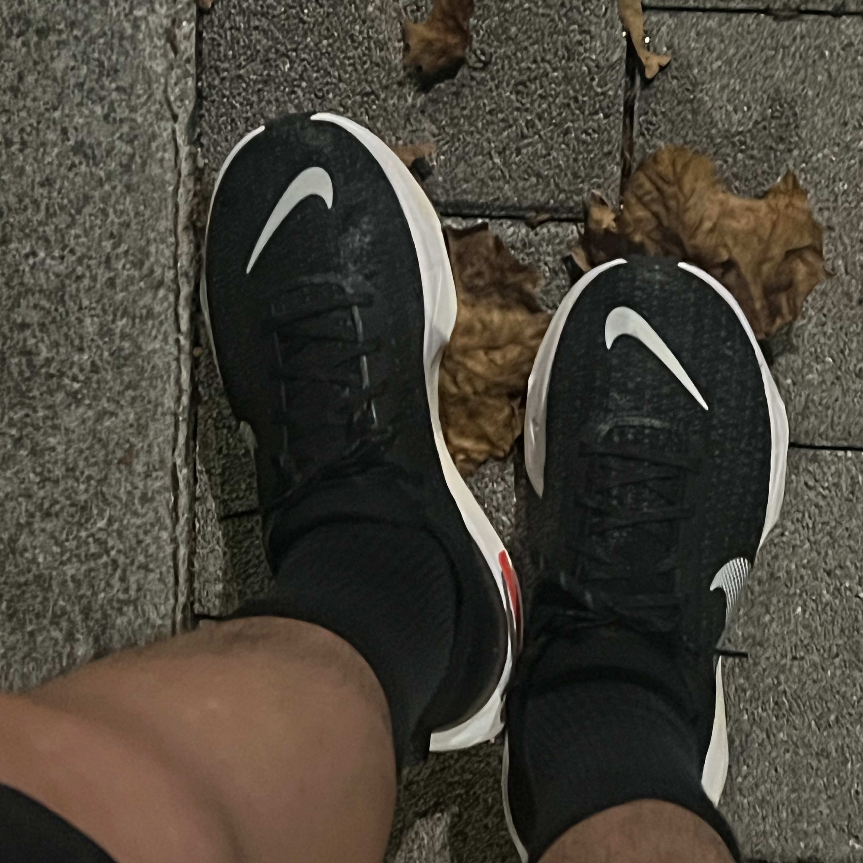 Nike ZoomX Invincible Run Flyknit 3 Black White 착용 스타일 - 2