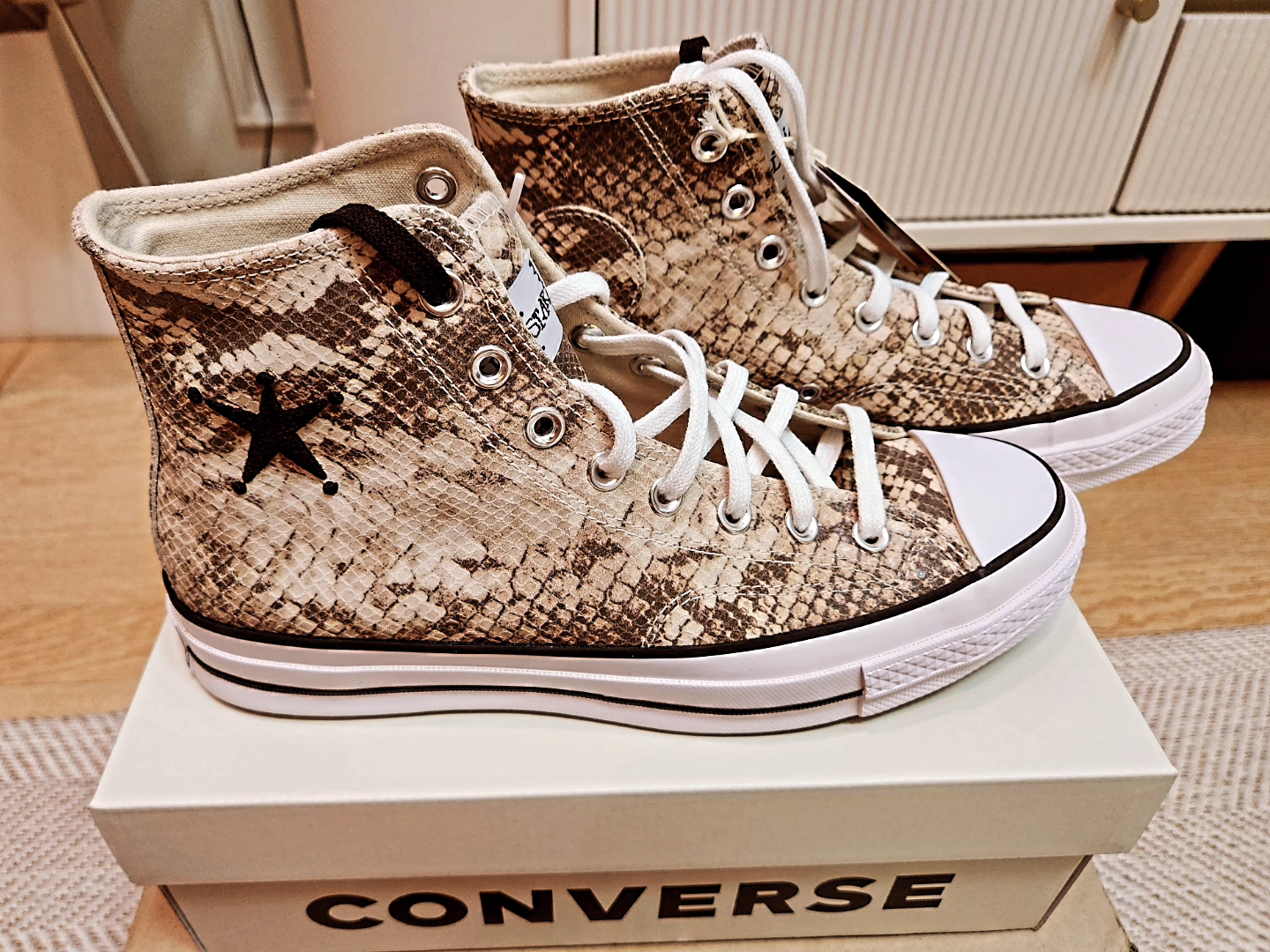 Converse x Stussy Chuck 70 High Leather Snakeskin 착용 스타일 - 2