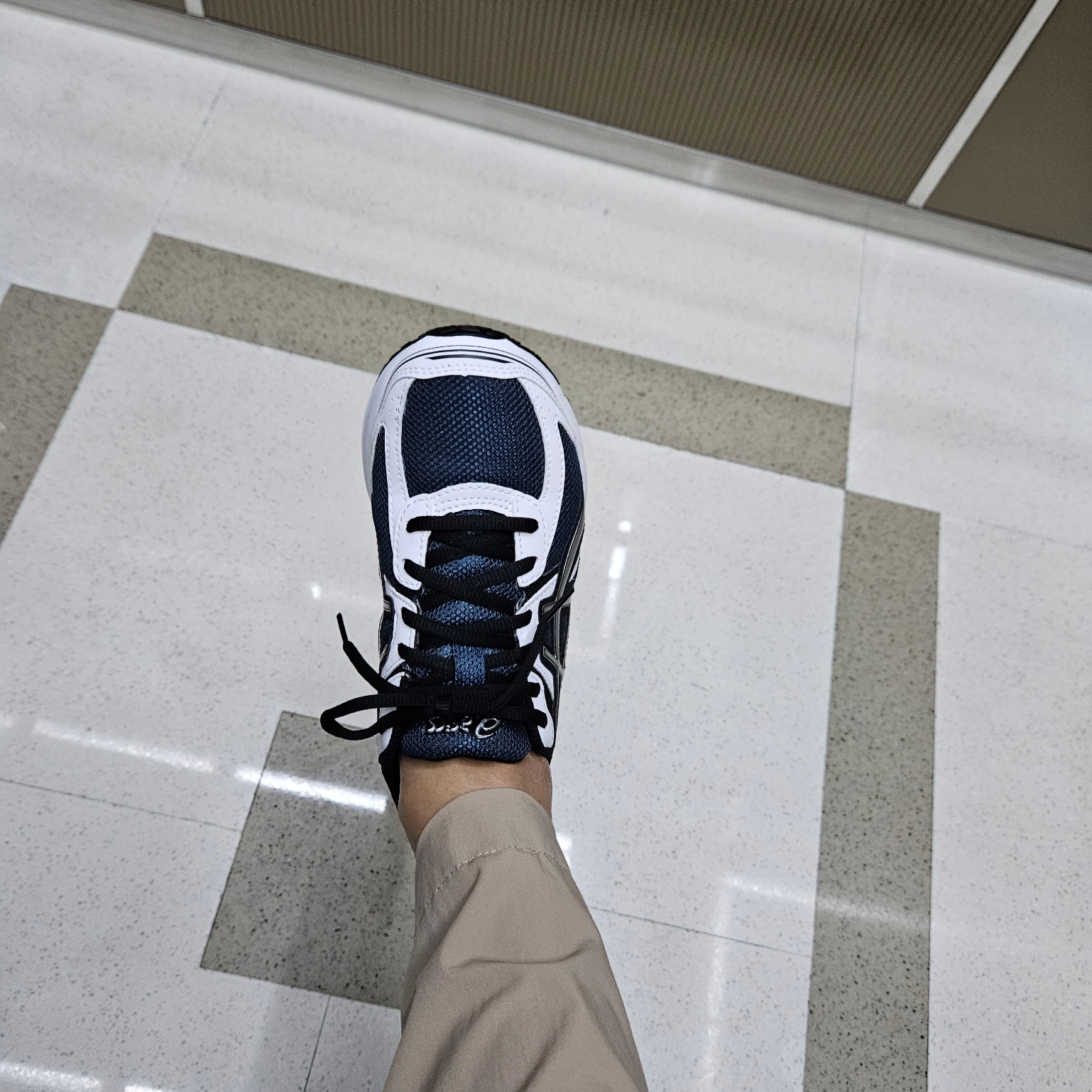Asics Jog 100 S Navy Pure Silver - 2E Wide 착용 스타일 - 2