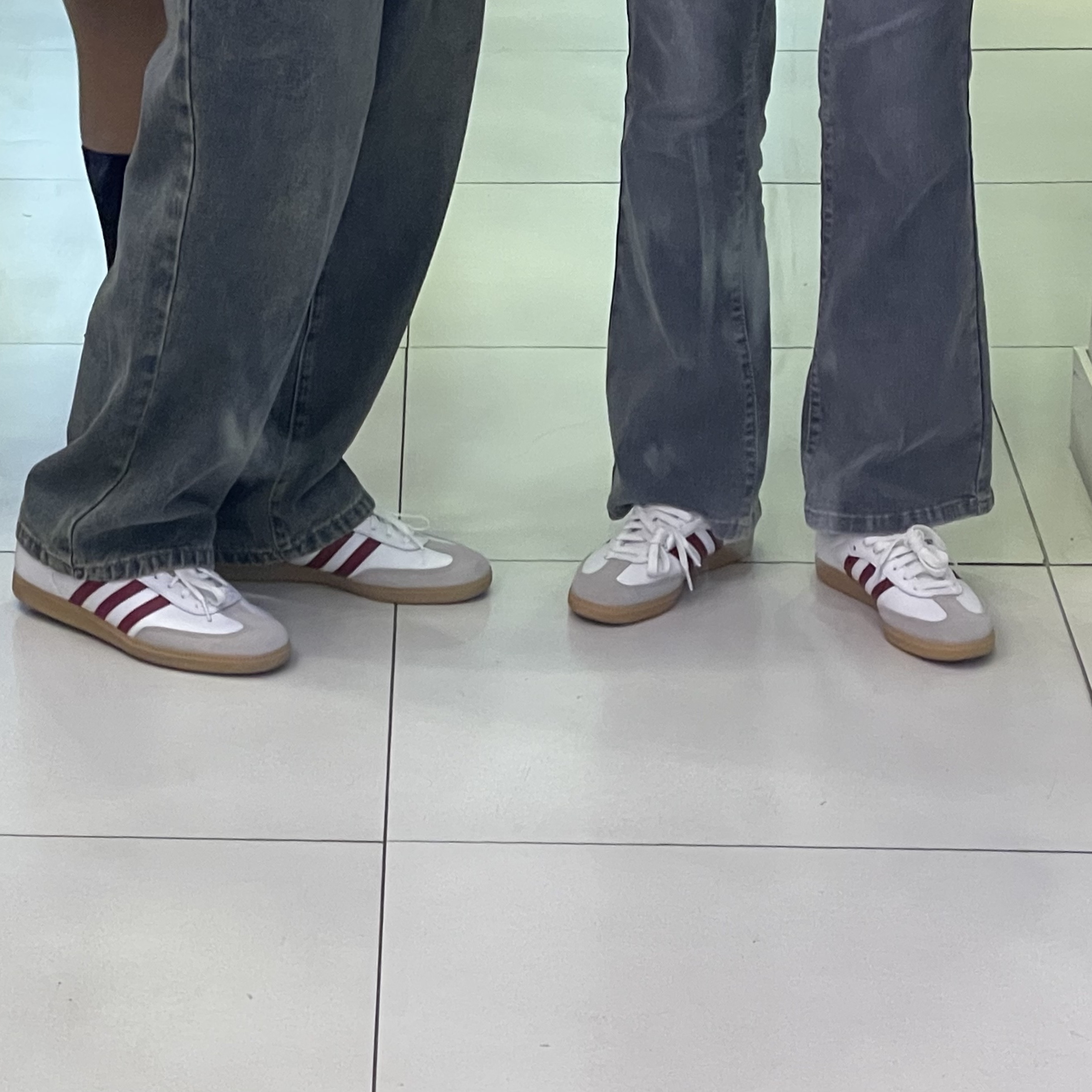 Adidas Samba OG Cloud White Collegiate Burgundy 착용 스타일 - 2