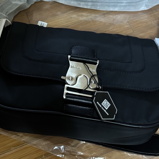 Matin Kim Mini Buckle Bag Black 착용 스타일