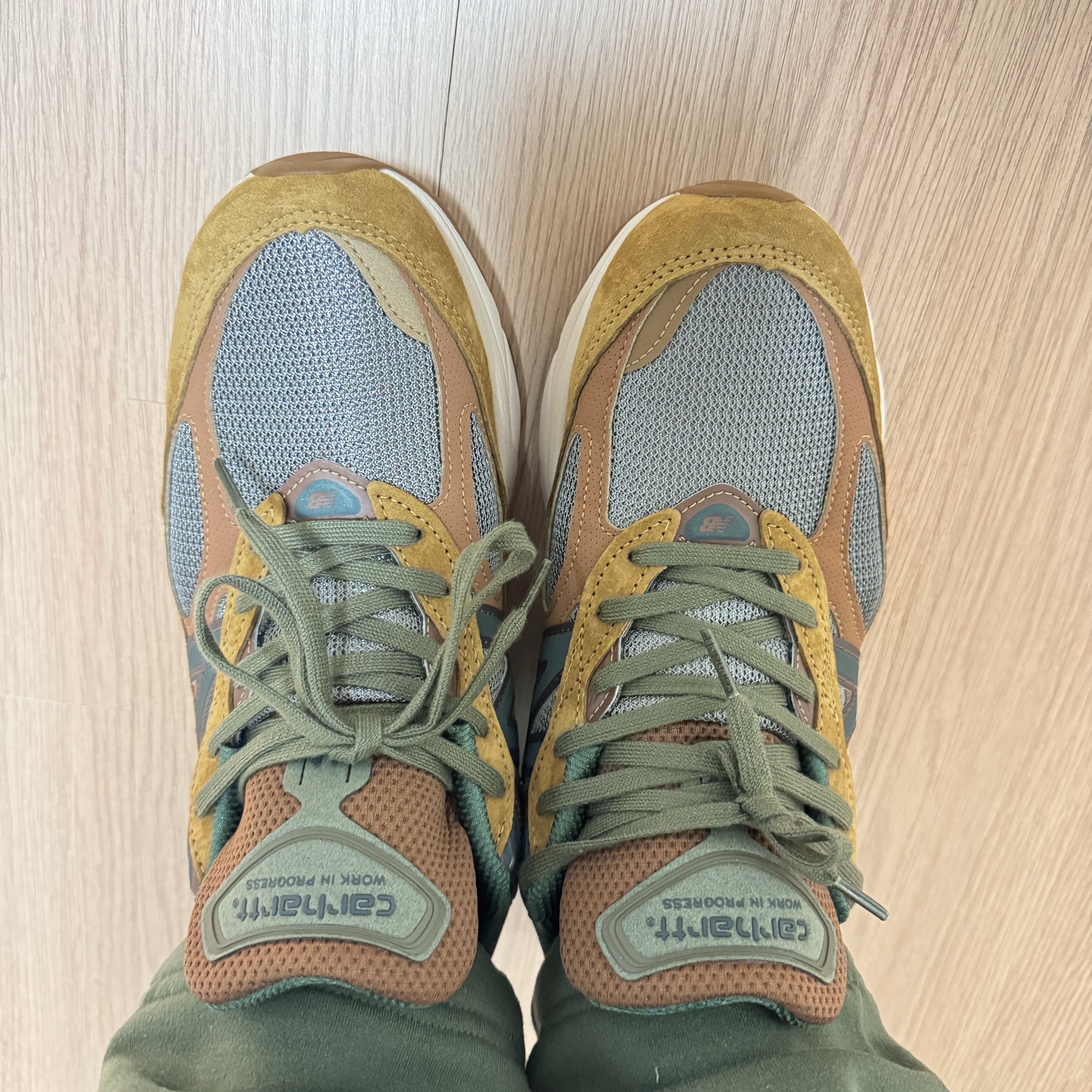 New Balance x Carhartt WIP 990v6 Made in USA Hamilton Brown Military Green 착용 스타일 - 1