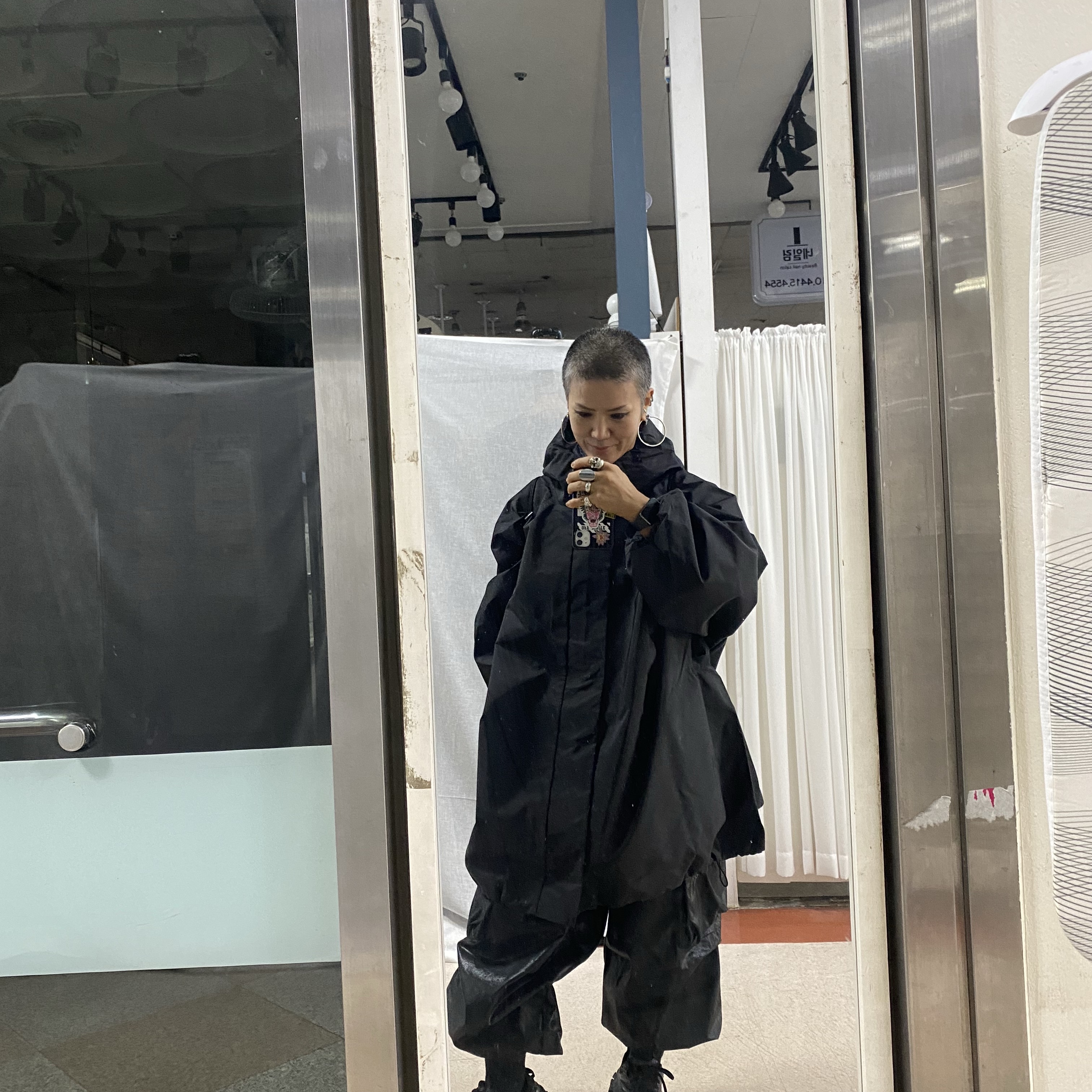 Yeezy Gap Engineered By Balenciaga T-Cut Parka Black 착용 스타일