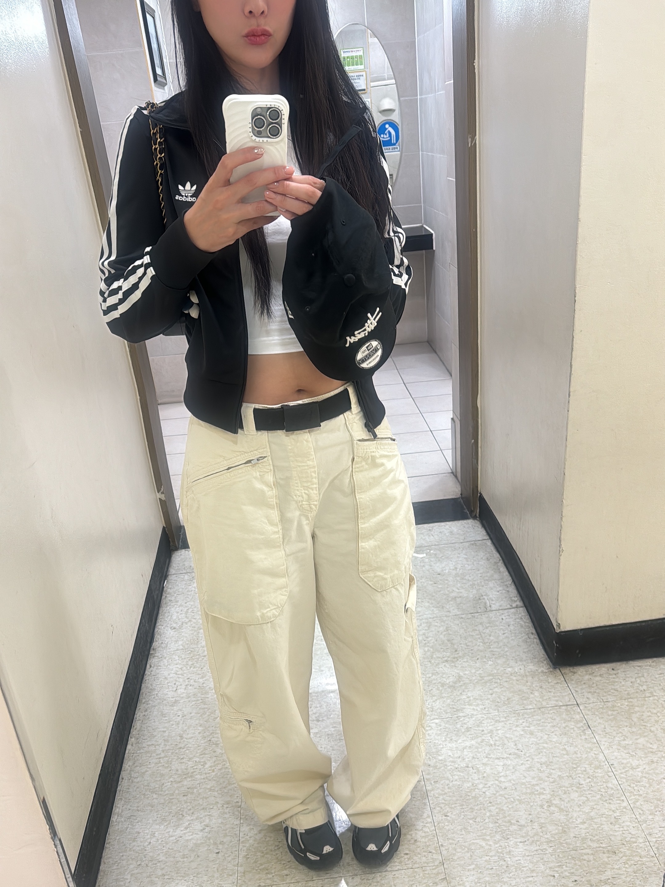 (W) Adidas Adicolor Classic Firebird Track Top Black - KR Sizing, Asics Gel-Venture 6 Carrier Grey 착용 스타일 - 1