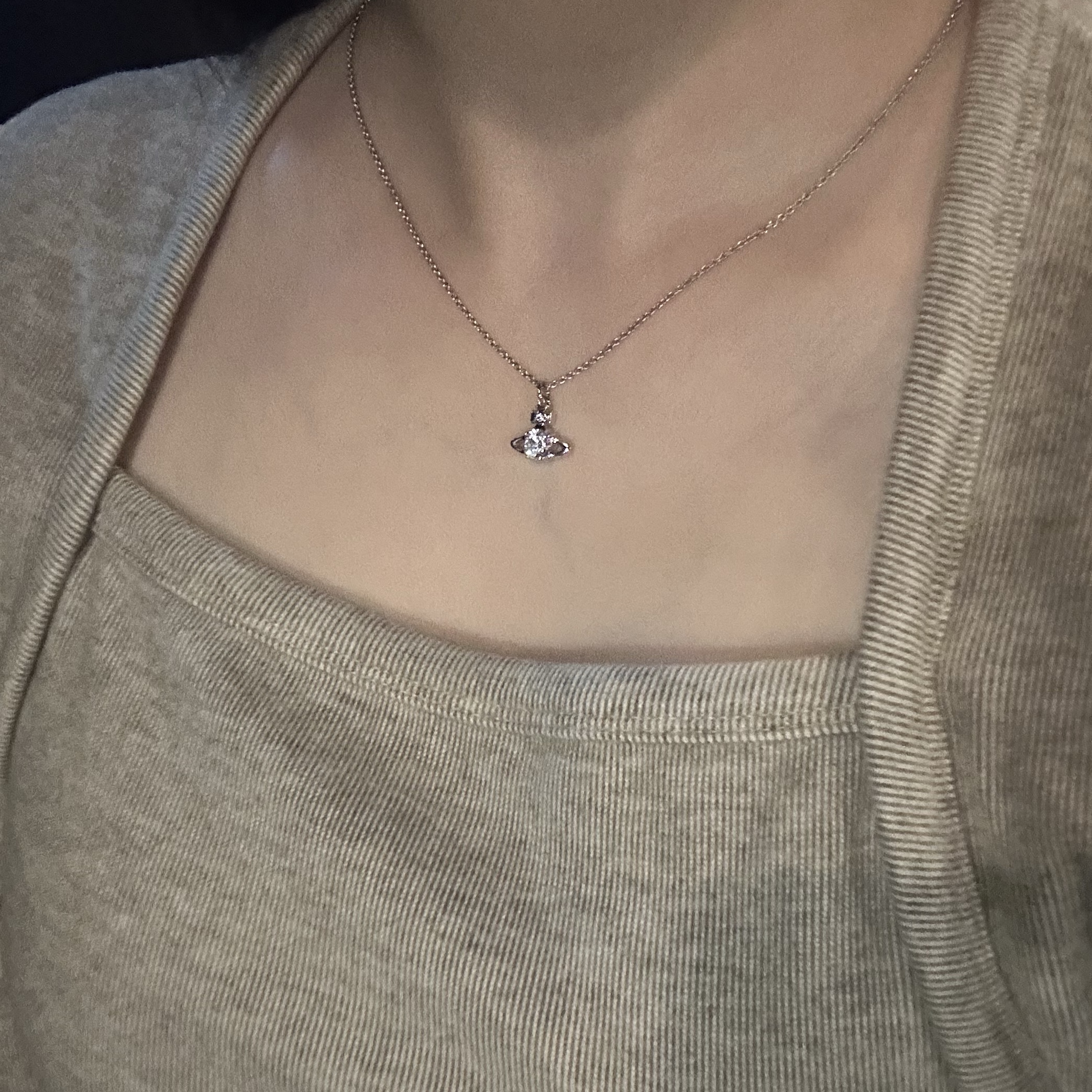 Vivienne Westwood Reina Pendant Silver 착용 스타일 - 1