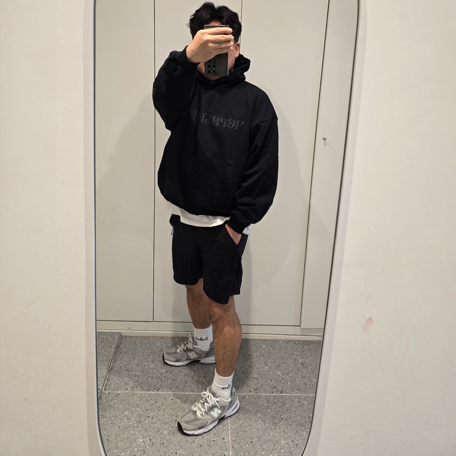 Yeezy x Gosha Rubchinskiy YZY Black Dogs Hoodie Black, New Balance 530 Grey 착용 스타일 - 2