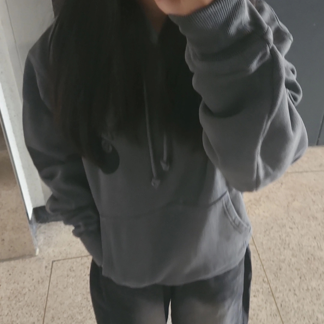 Stussy 8 Ball Hoodie Pigment Dyed Black 착용 스타일