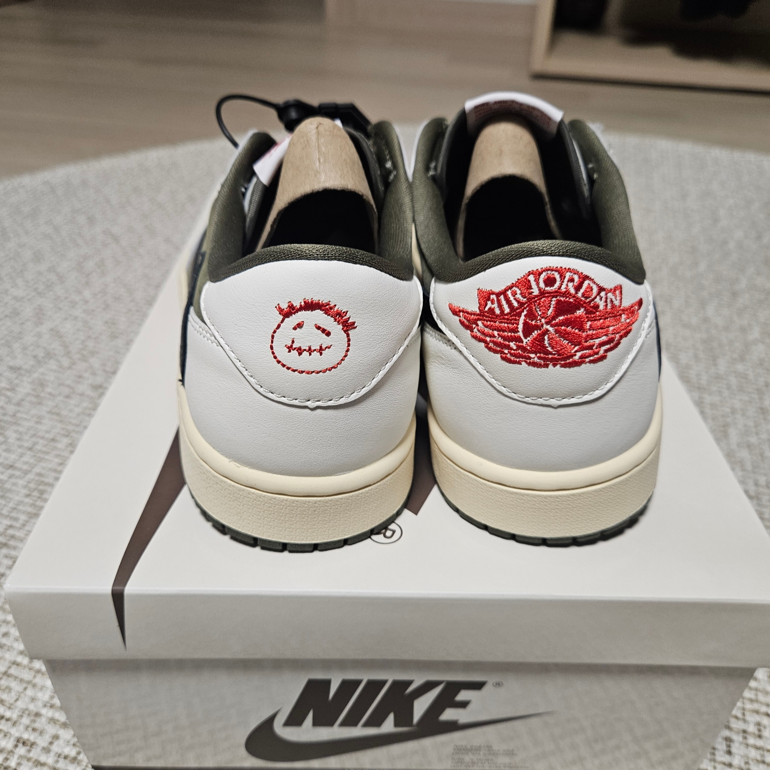 Jordan 1 x Travis Scott Retro Low OG SP Reverse Olive 착용 스타일 - 2