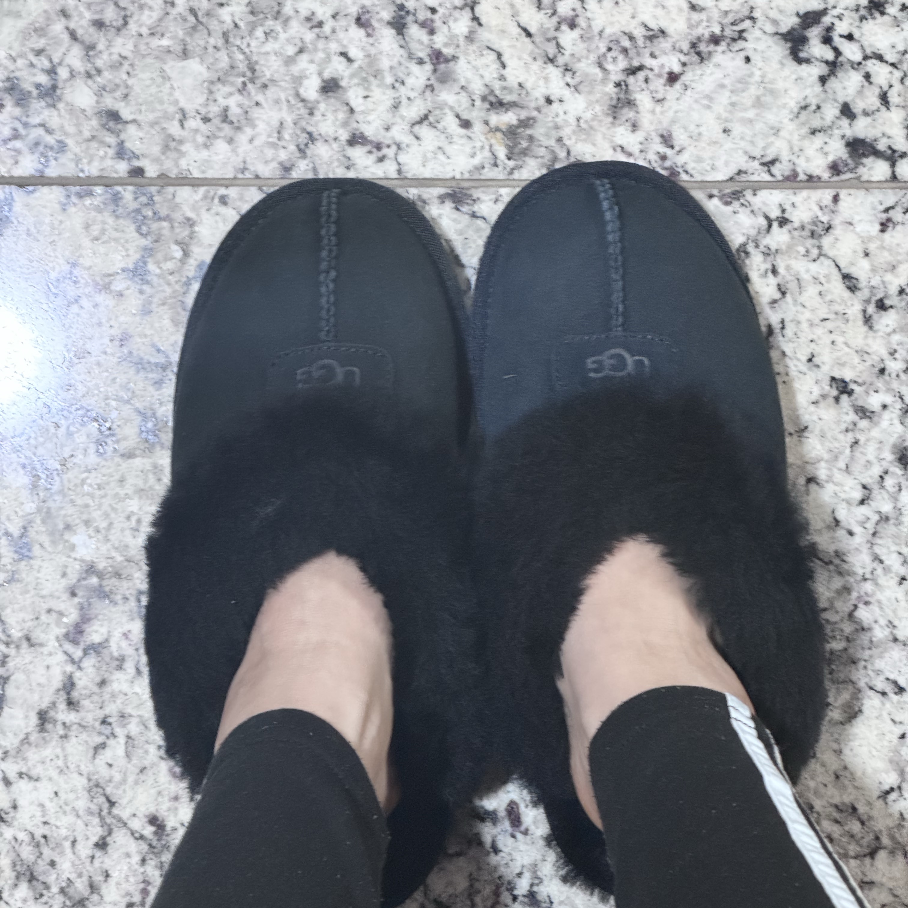 (W) UGG Coquette Slipper Black 착용 스타일 - 2