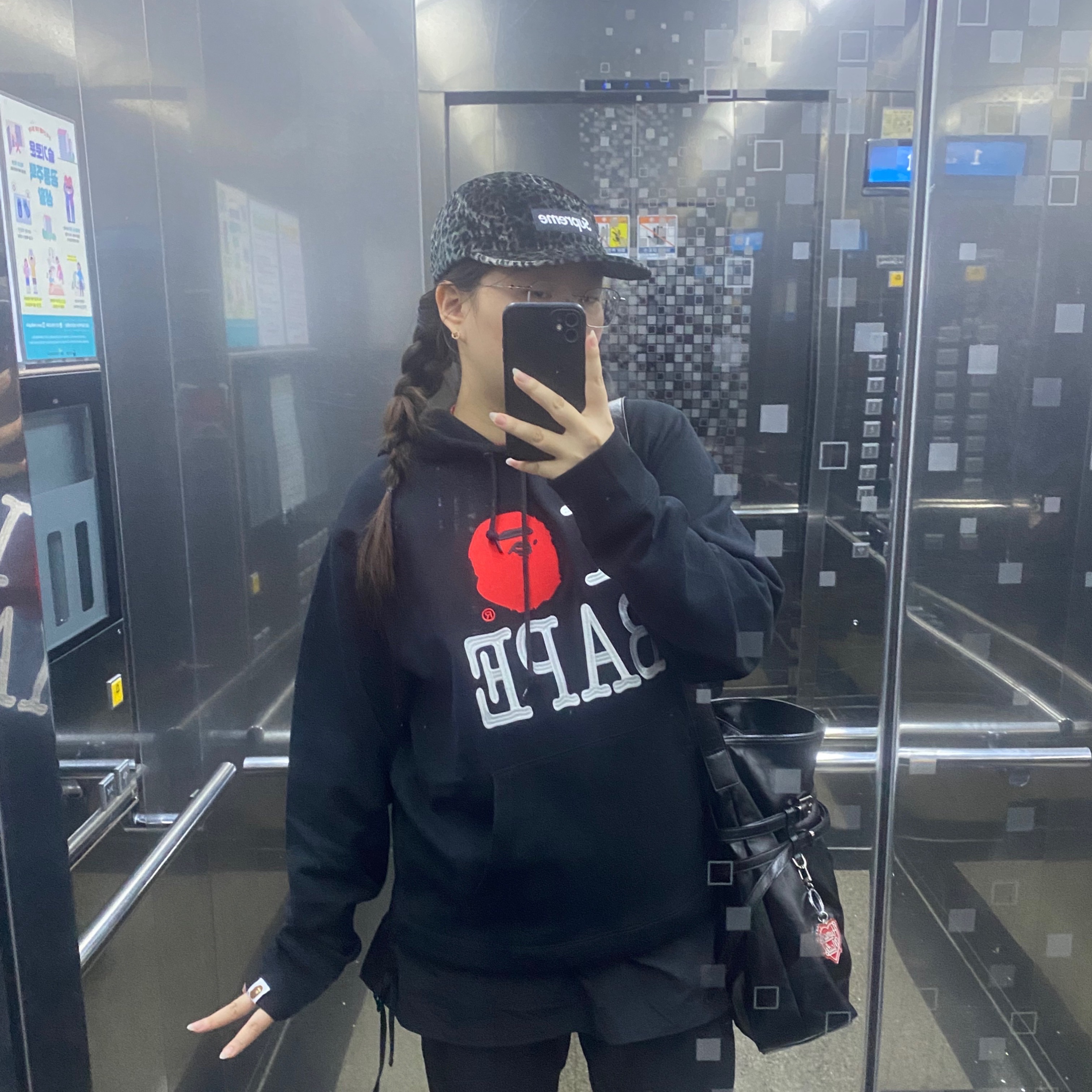 (W) BAPE I Love BAPE Pullover Hoodie Black, Matin Kim Double Belted Strap Big Bag Black 착용 스타일