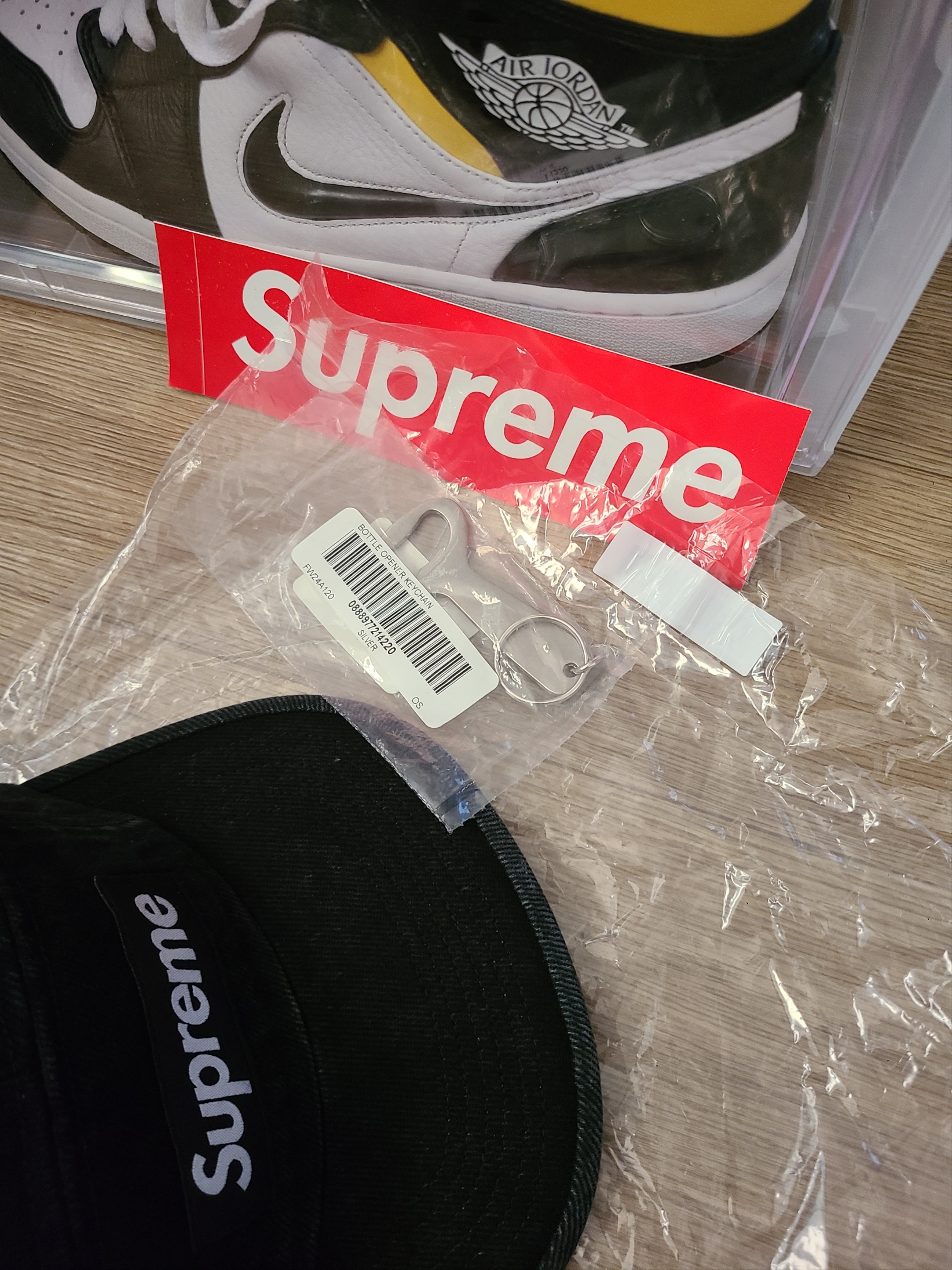 Supreme Bottle Opener Keychain Silver - 24FW, Supreme Denim Camp Cap Black - 24FW 착용 스타일 - 1