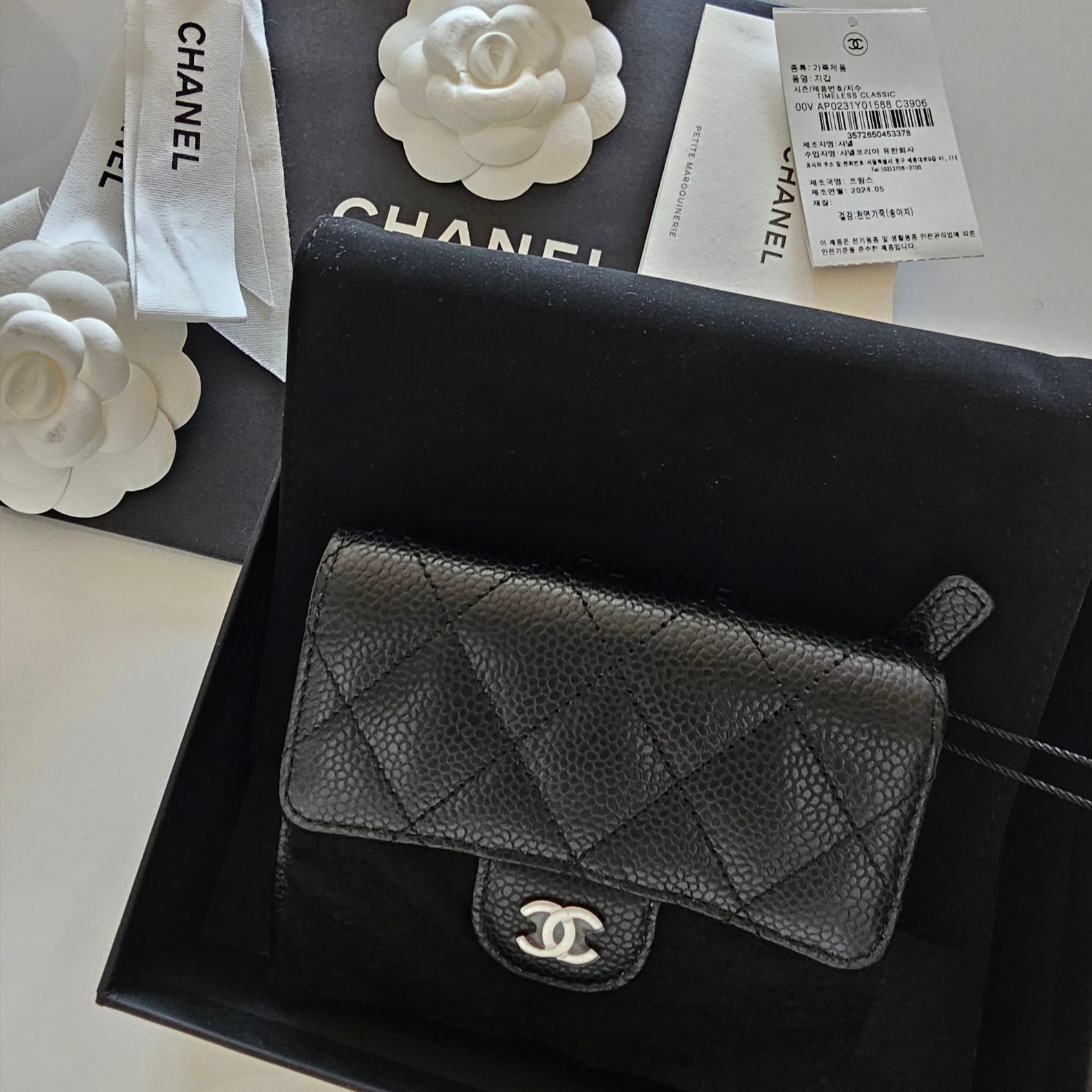 Chanel Small Classic Flap Wallet Grained Calfskin & Silver Black 착용 스타일