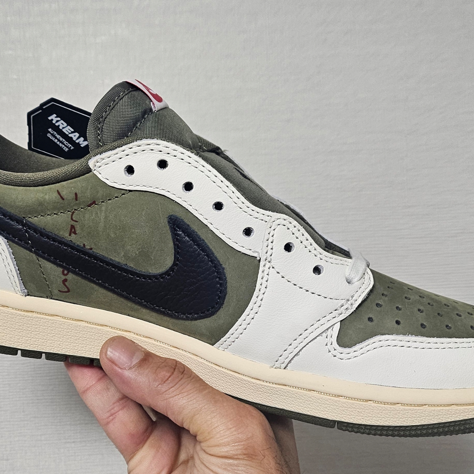 Jordan 1 x Travis Scott Retro Low OG SP Reverse Olive 착용 스타일 - 2