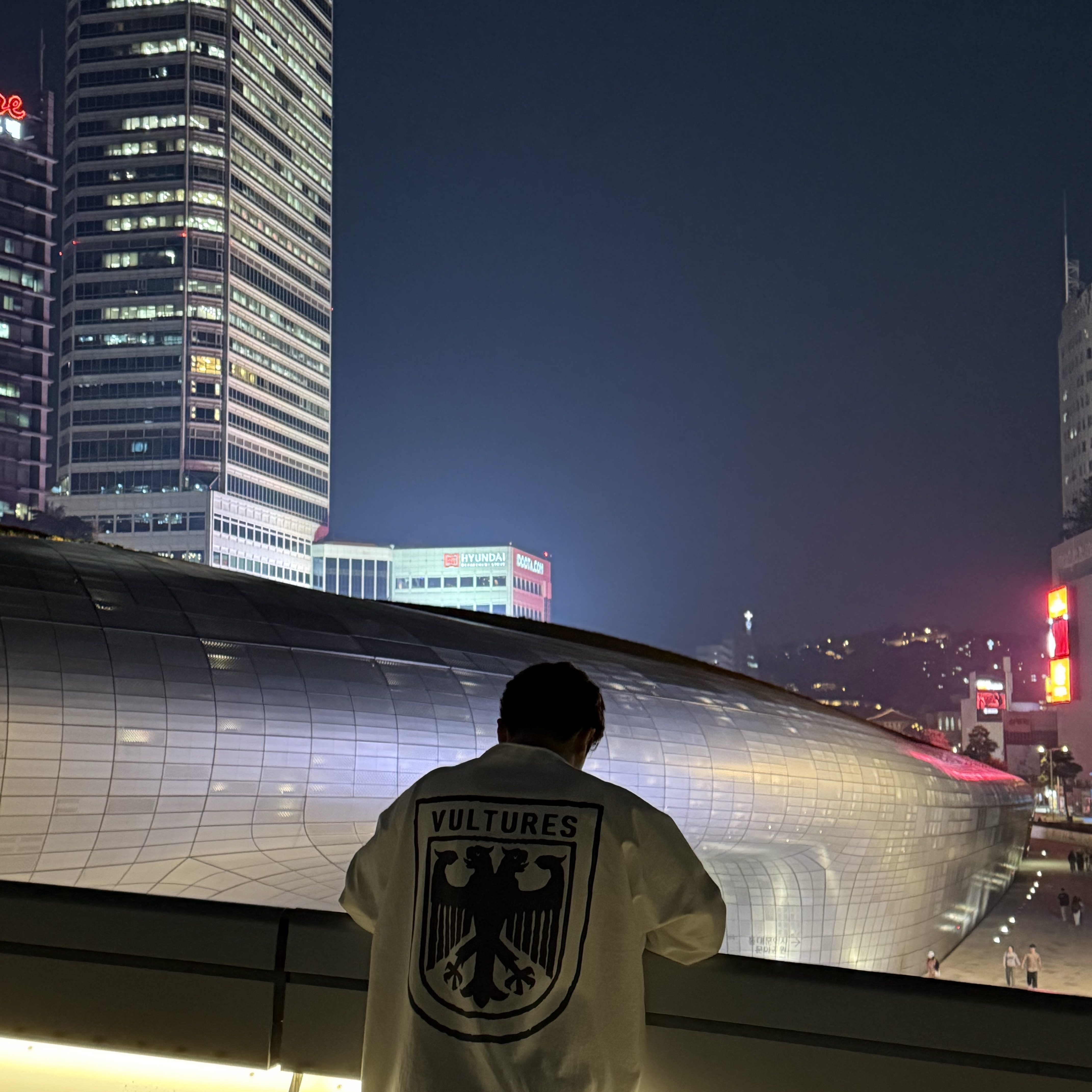 Yeezy Vultures Long Sleeve T-Shirt White, (W) Balenciaga 3XL Sneakers Light Beige 착용 스타일 - 3