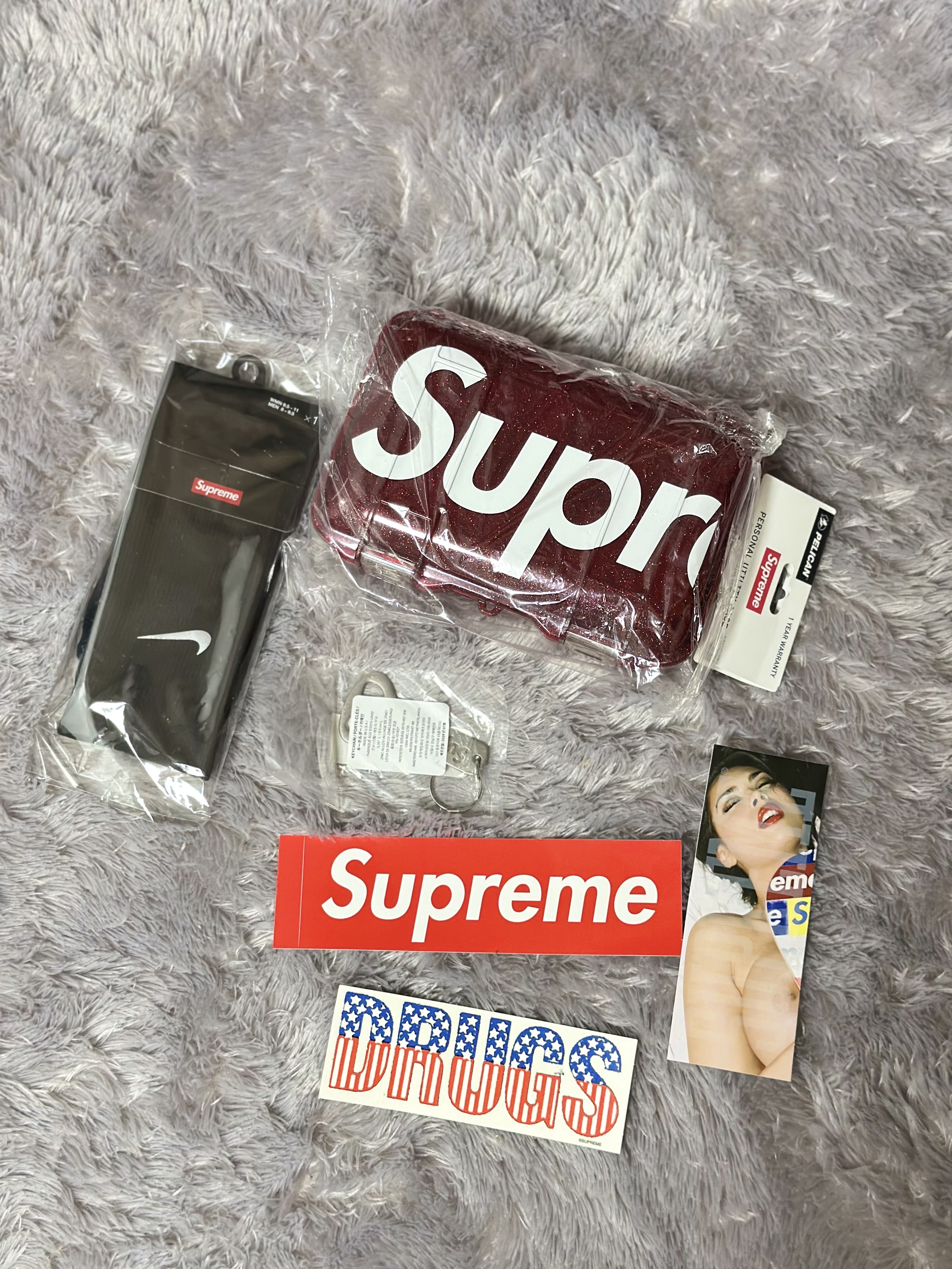 Supreme x Jordan Crew Socks Black (2 Pack) - 24FW, Supreme x Pelican Waterproof M50 Micro Case Red - 24FW 착용 스타일