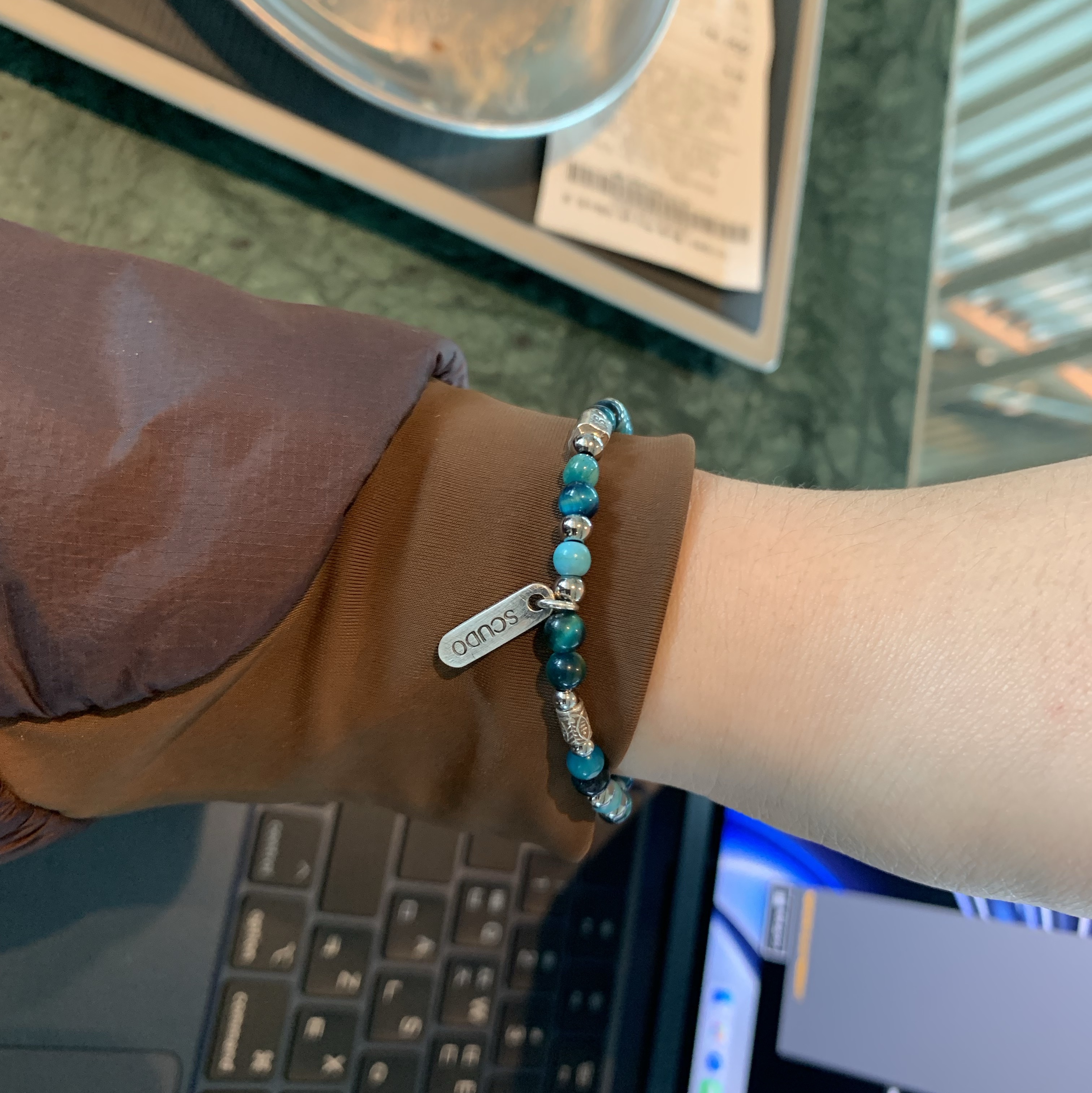Scudo Karen Beads Bracelet Ocean Blue 착용 스타일