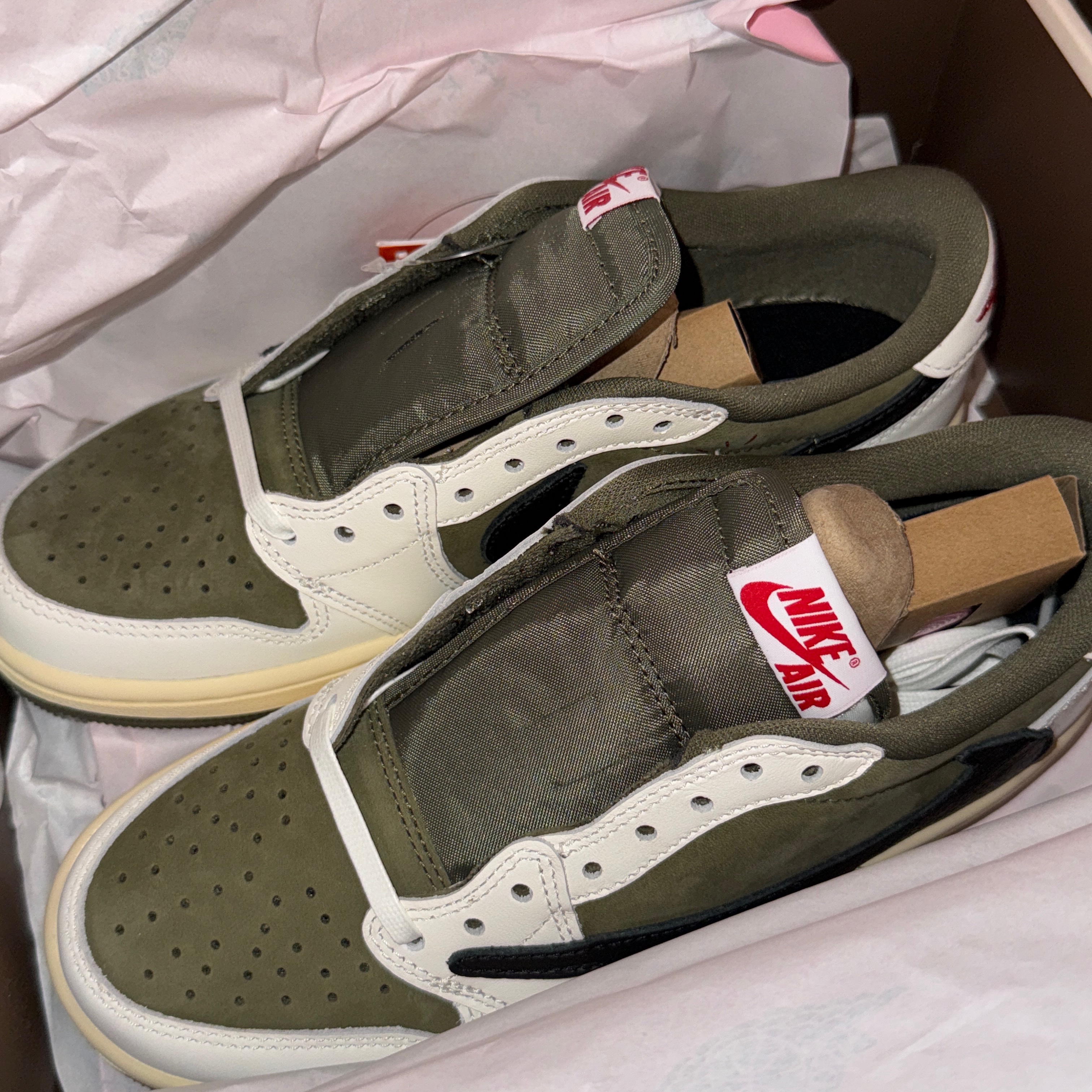 Jordan 1 x Travis Scott Retro Low OG SP Reverse Olive 착용 스타일 - 1