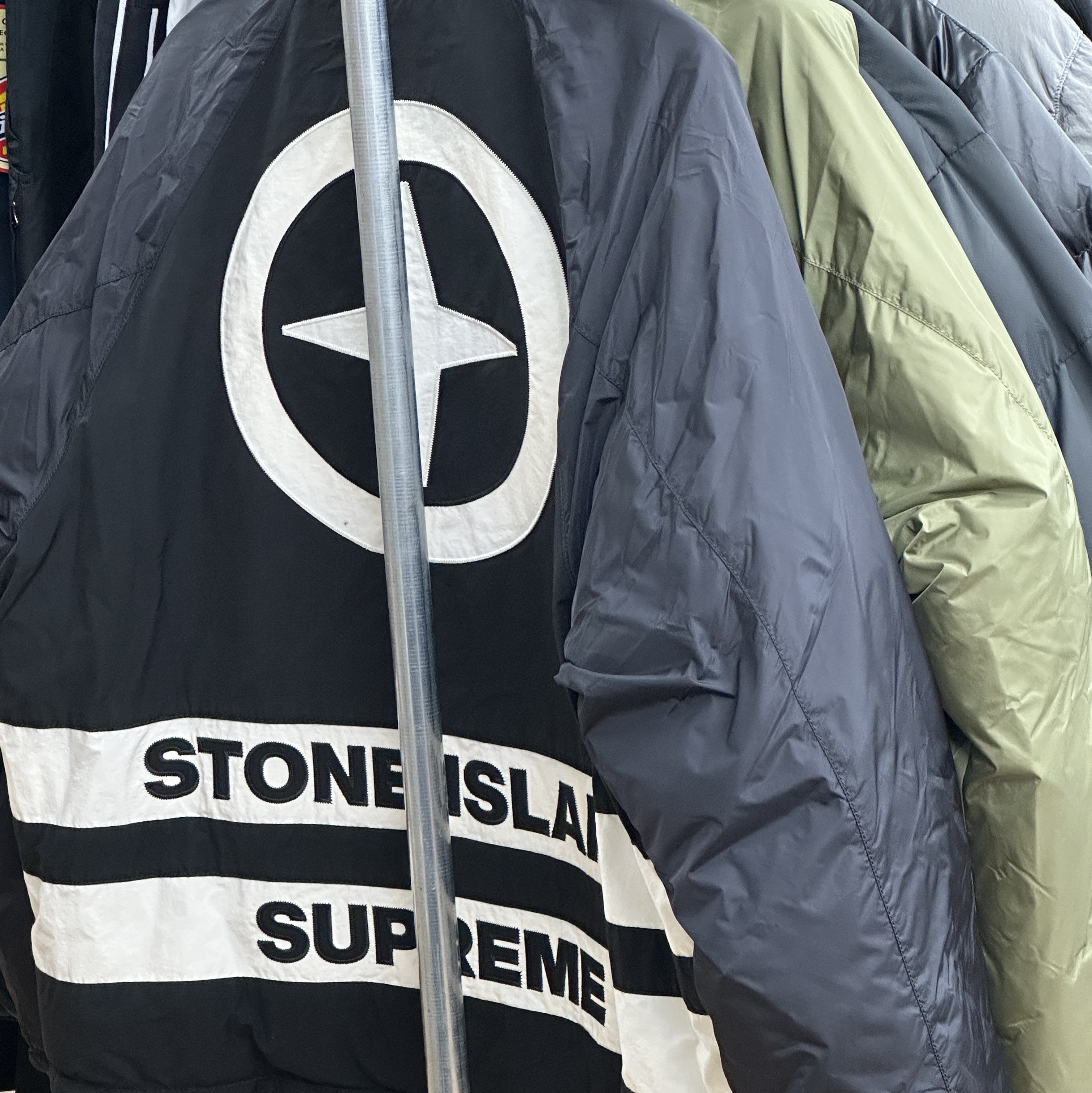 Supreme x Stone Island Reversible Down Puffer Jacket Black - 23FW 착용 스타일