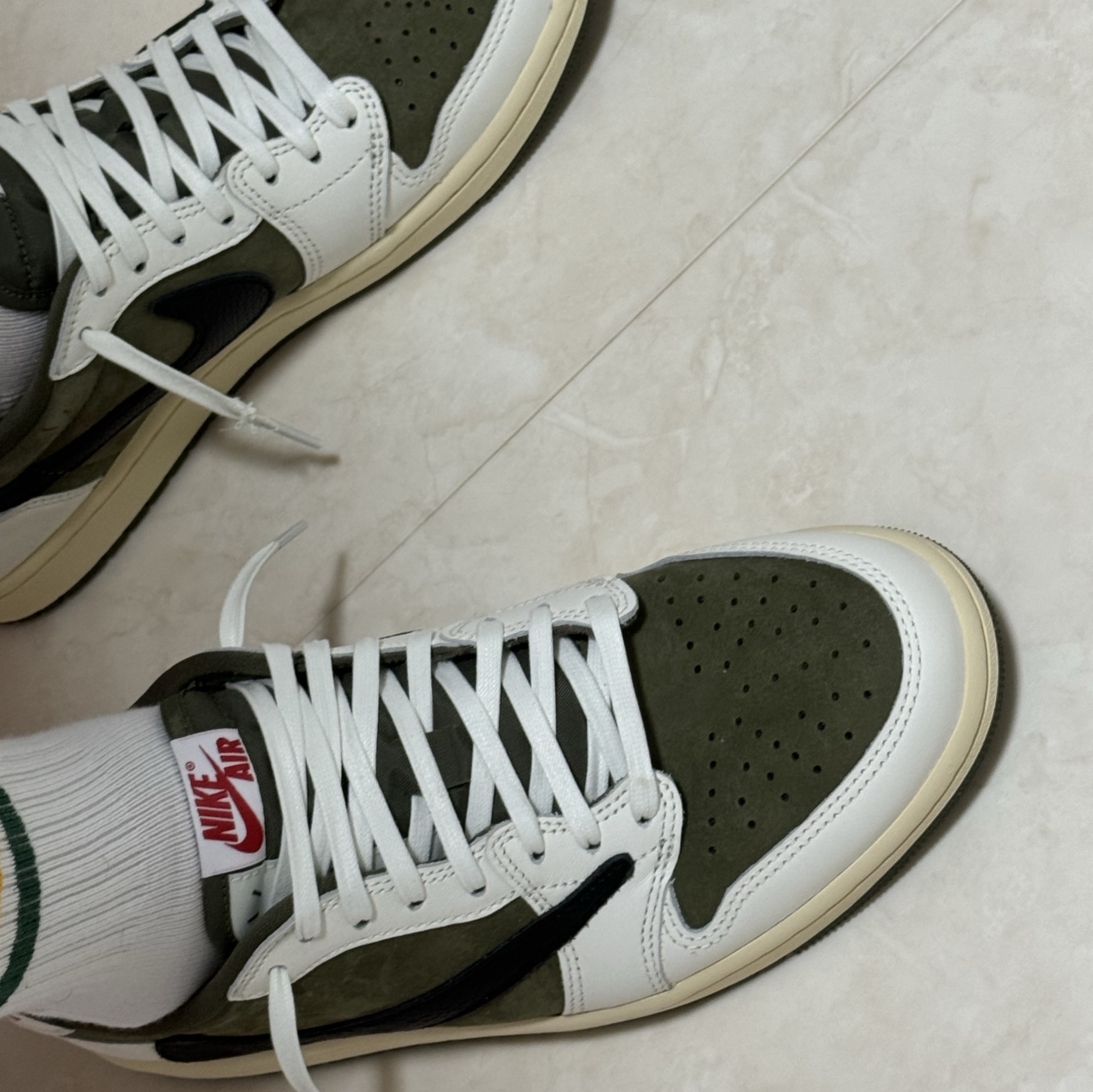 Jordan 1 x Travis Scott Retro Low OG SP Reverse Olive 착용 스타일