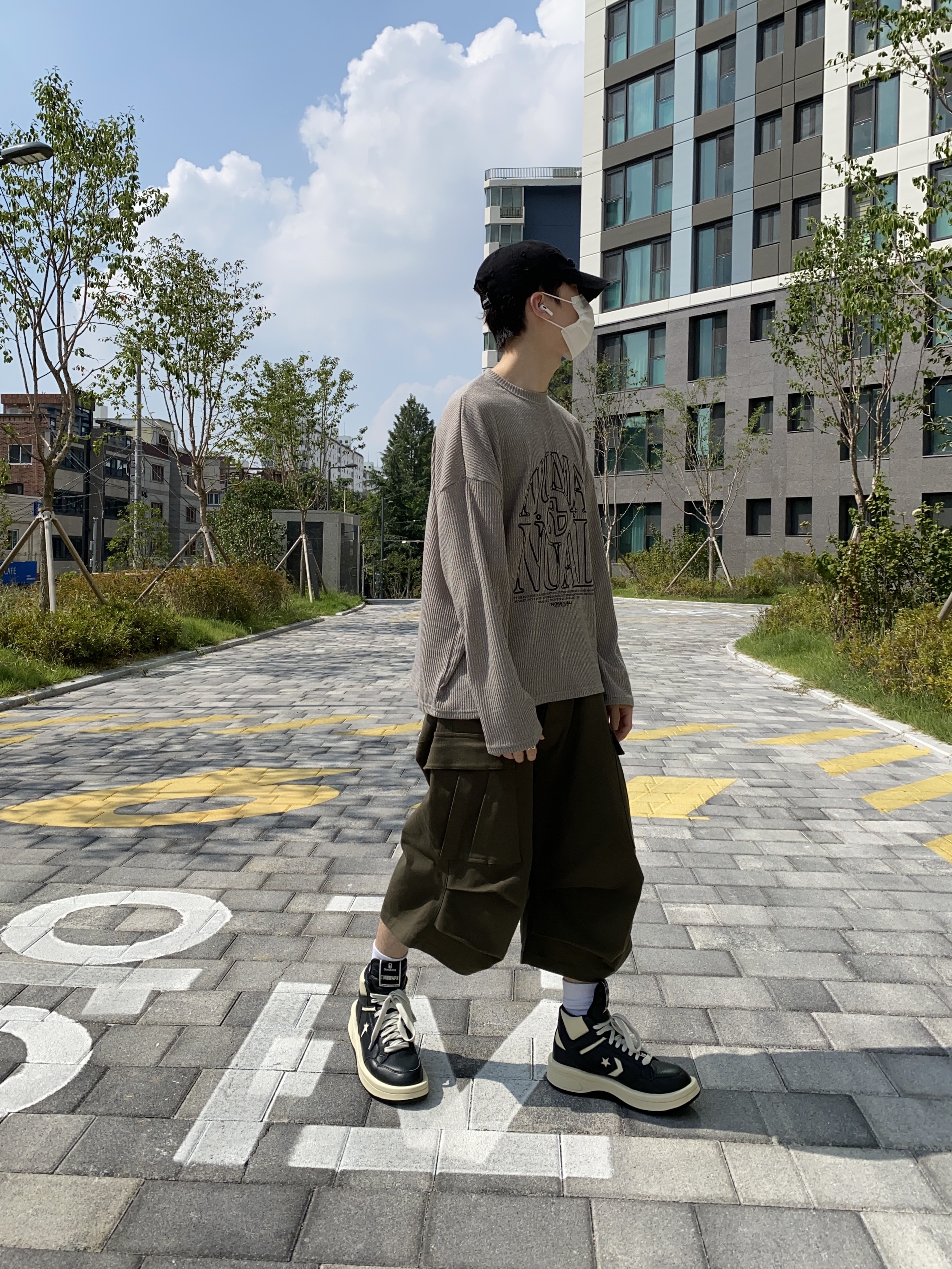 Converse x Drkshdw Turbowpn Black Cream, Nonnod Side Cargo Shorts Khaki 착용 스타일 - 5