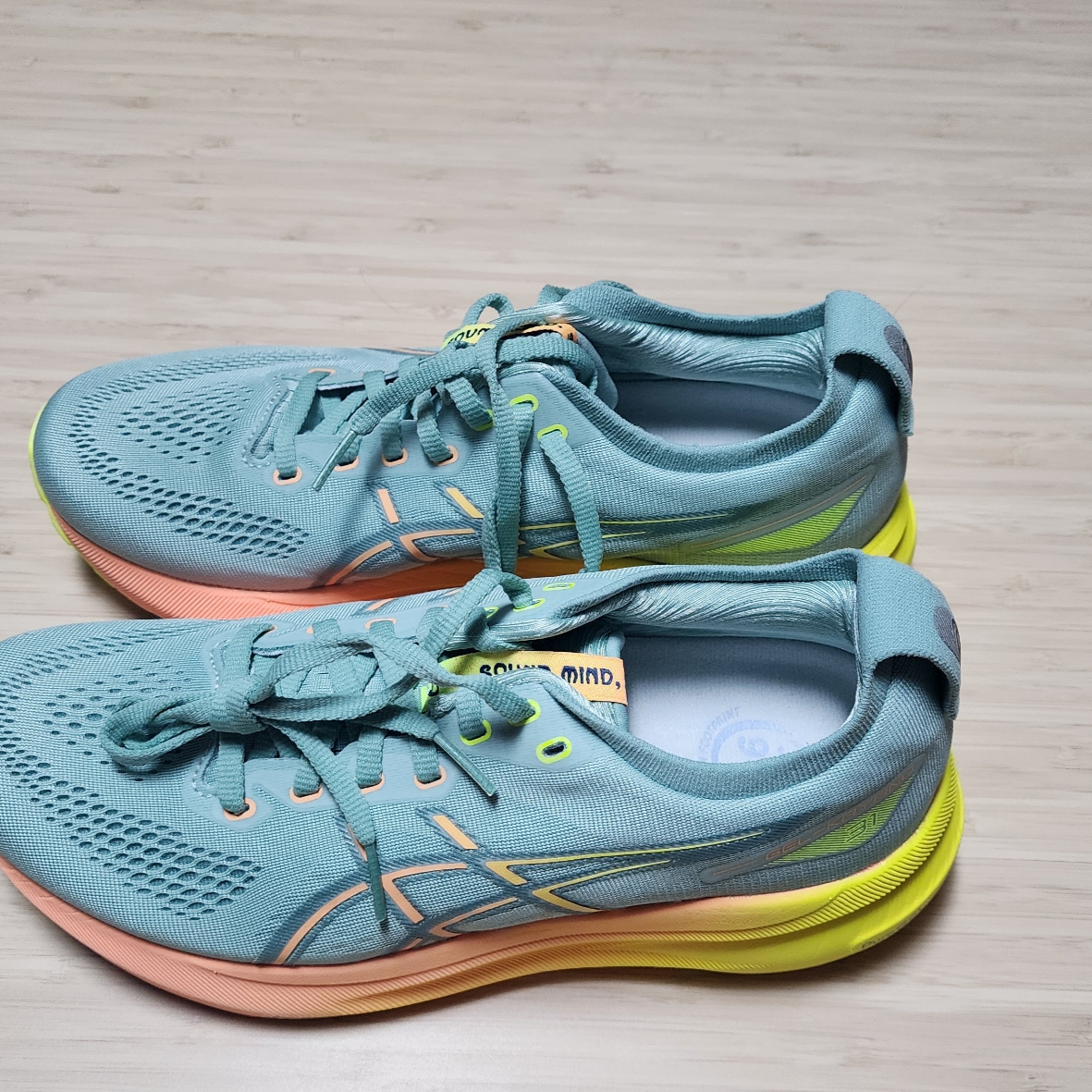 Asics Gel-Kayano 31 Paris Light Celadon Safety Yellow 착용 스타일