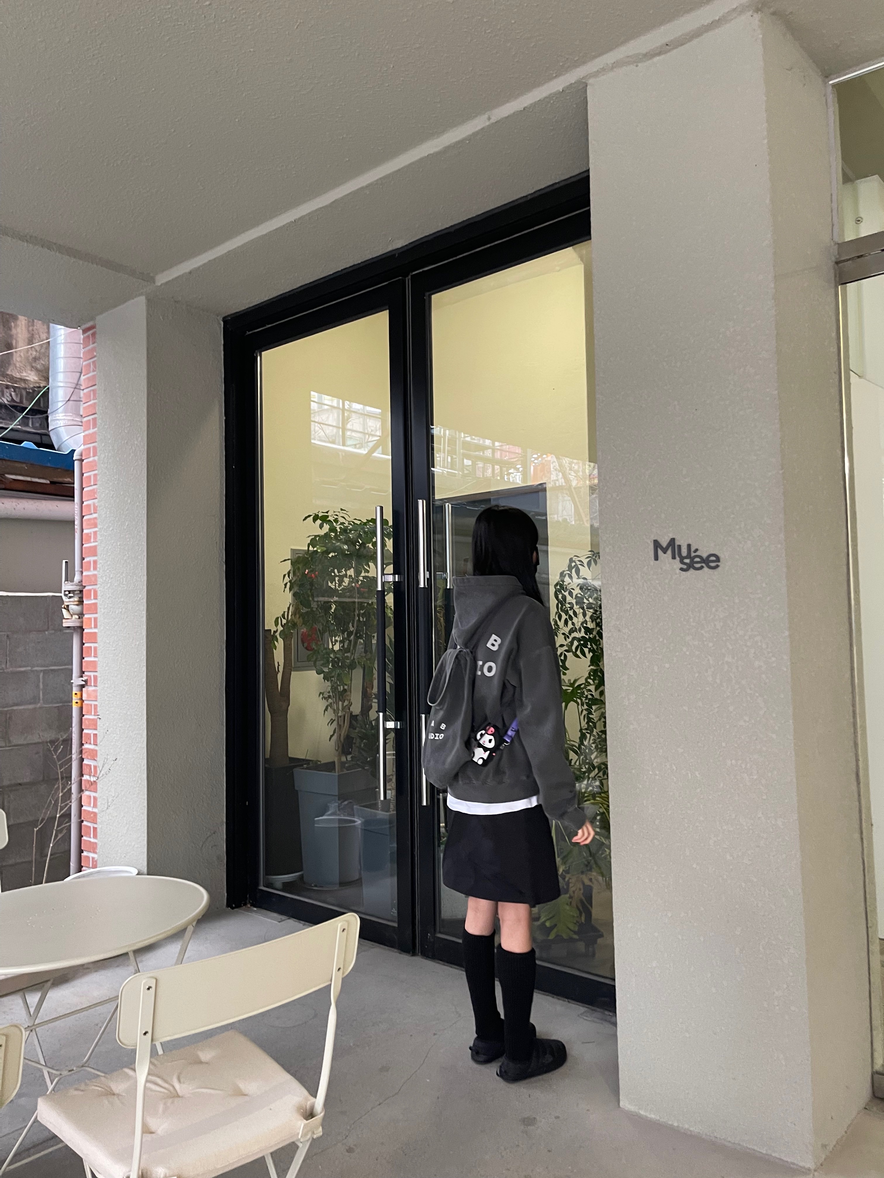 IAB Studio Pigment Hoodie & Sack Black 착용 스타일