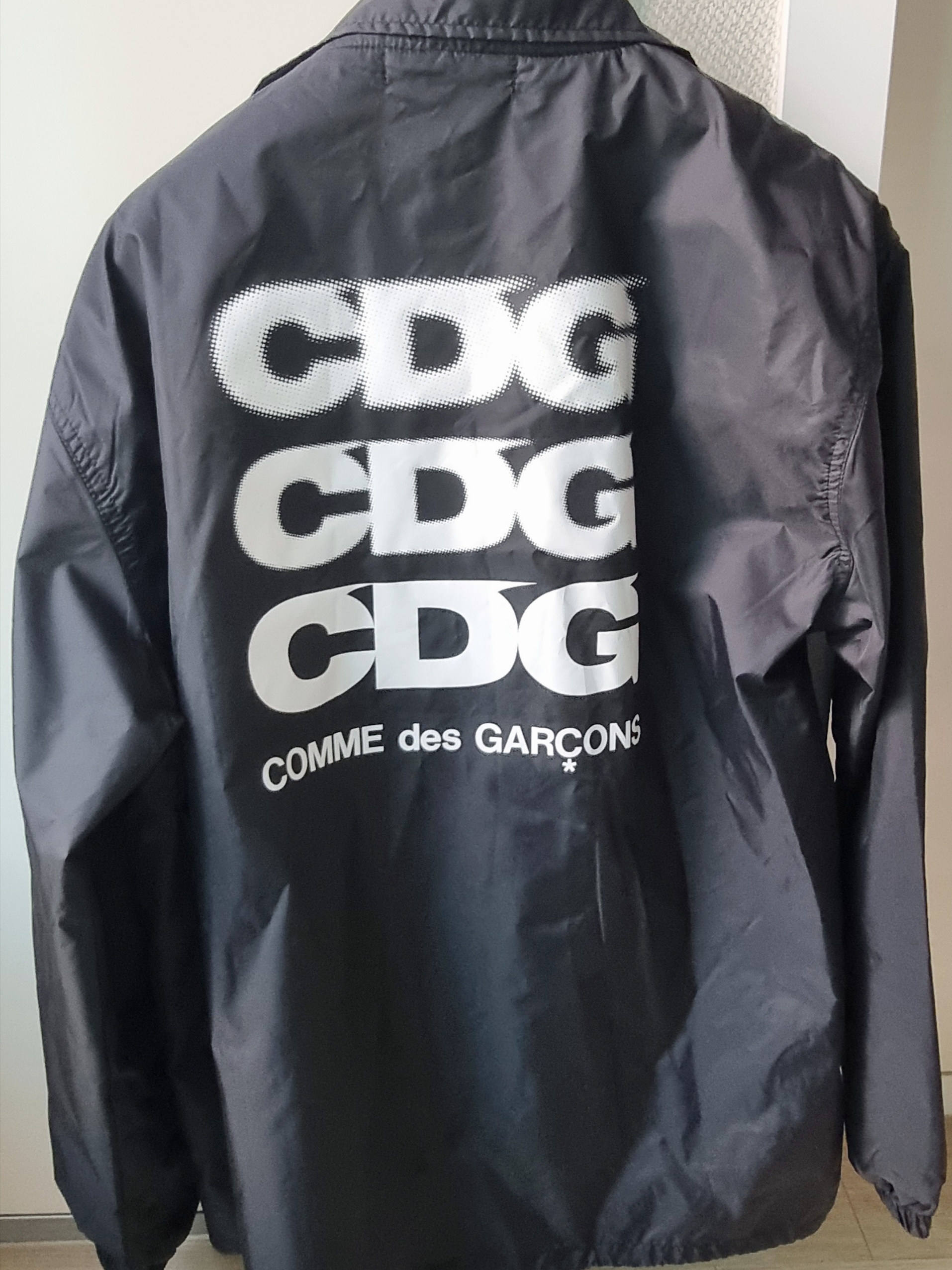 CDG Logo Coach Jacket Black 착용 스타일