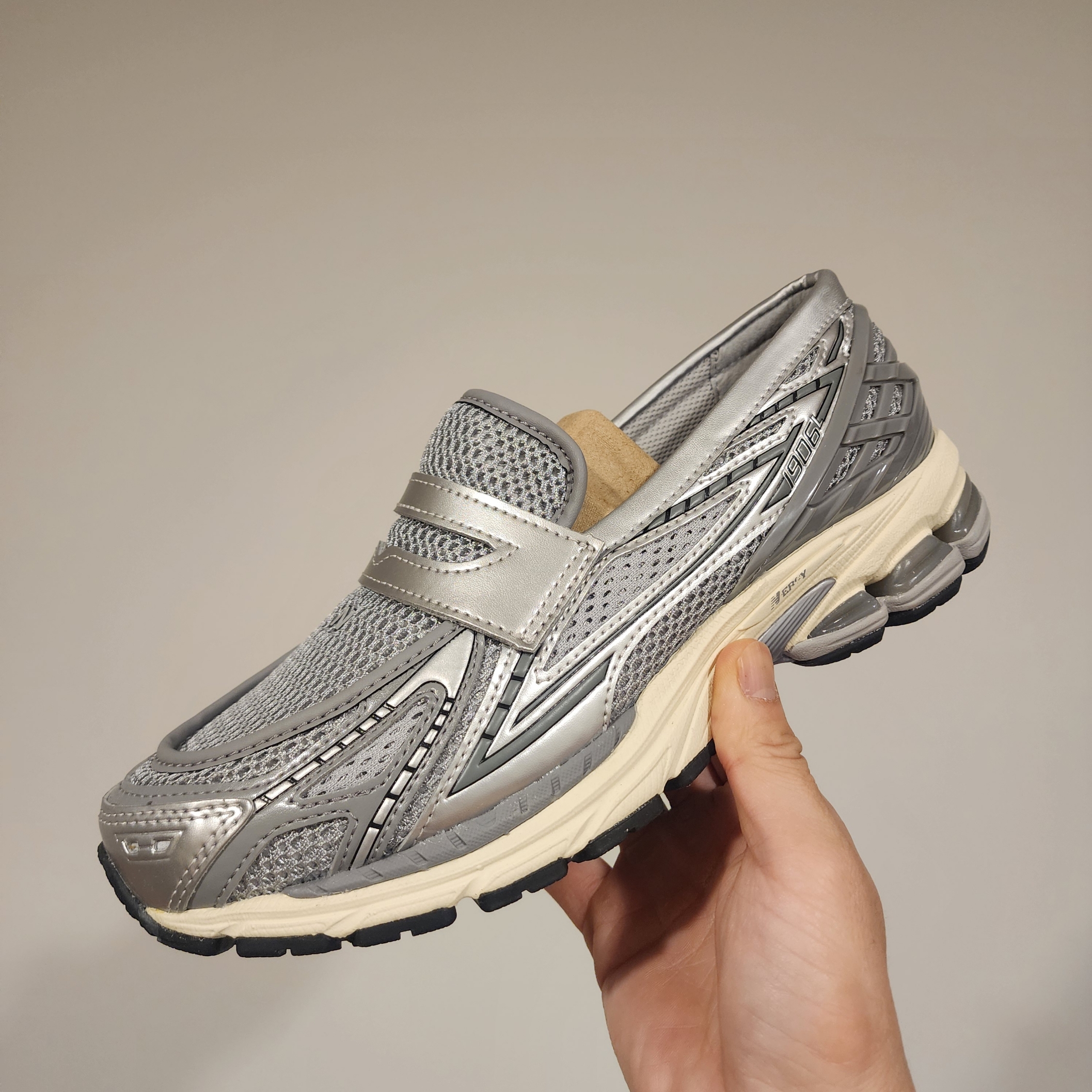New Balance 1906L Grey Silver 착용 스타일 - 1